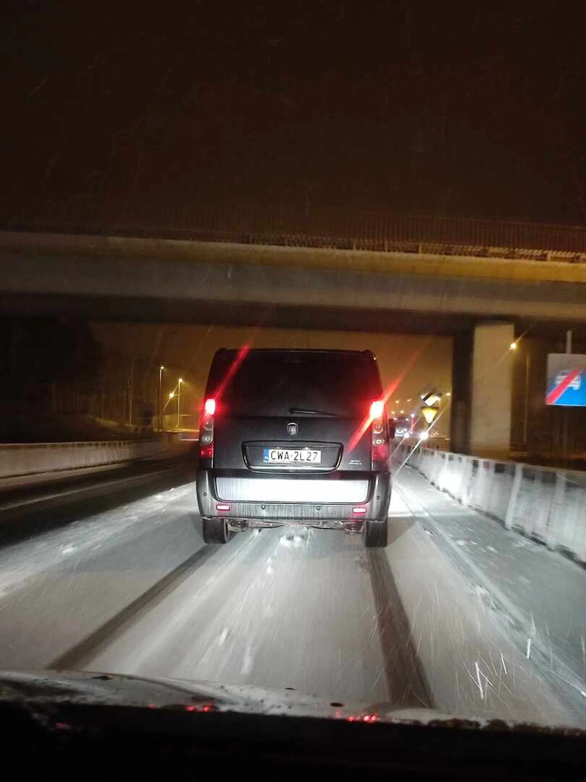 Miłośnik letniego ogumienia. Spadło troszkę śniegu i jedzie całą trasę DK10/S10 aż do autostrady 30km/h a za nim cały sznur samochodów.