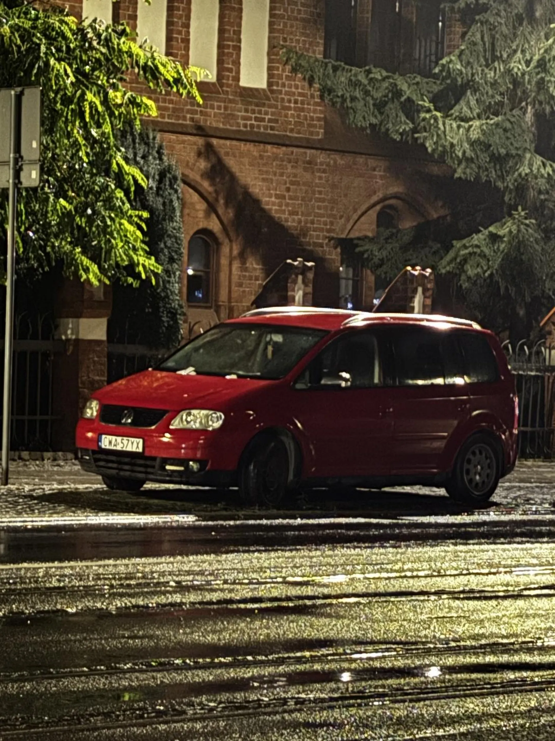 Stoi gówno opuszczone pod urzędem miasta Torunia i zajmuje tylko miejsce parkingowe