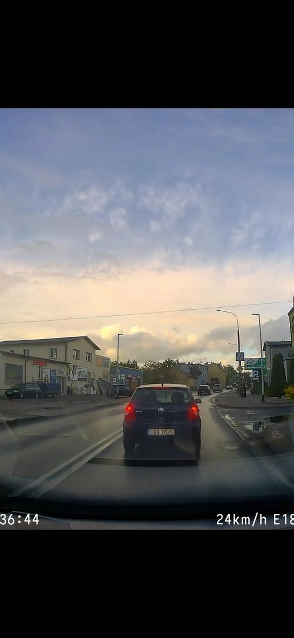 Wyjeżdża z żabki hamuję innych i wymusza pierwszeństwo i za 100 metrów skręca w lewo