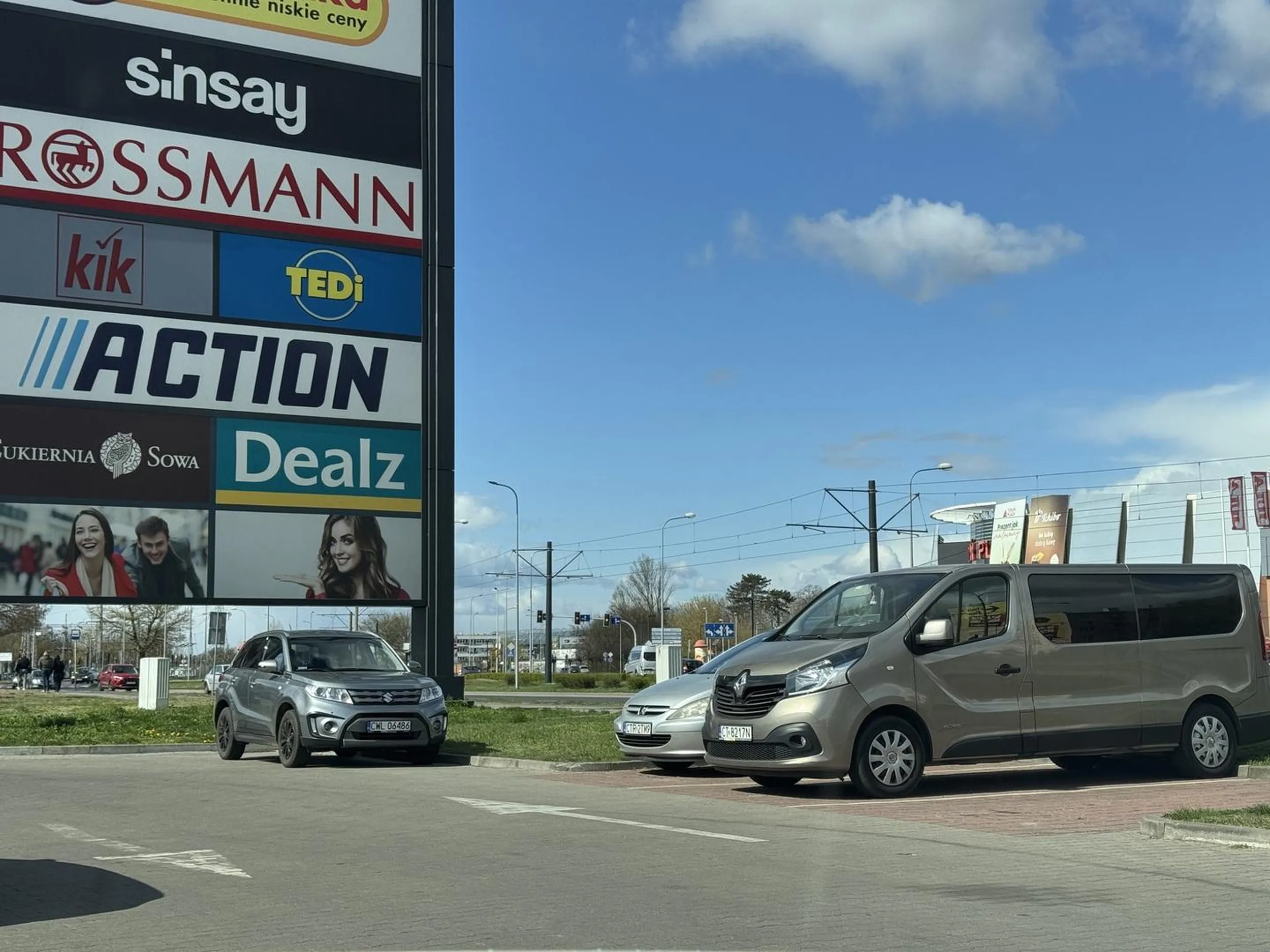 Leniwy Pan, bez szacunku do innych. Dosłownie wolne miejsce obok po prawej. Masa innych miejsc obok mnie.