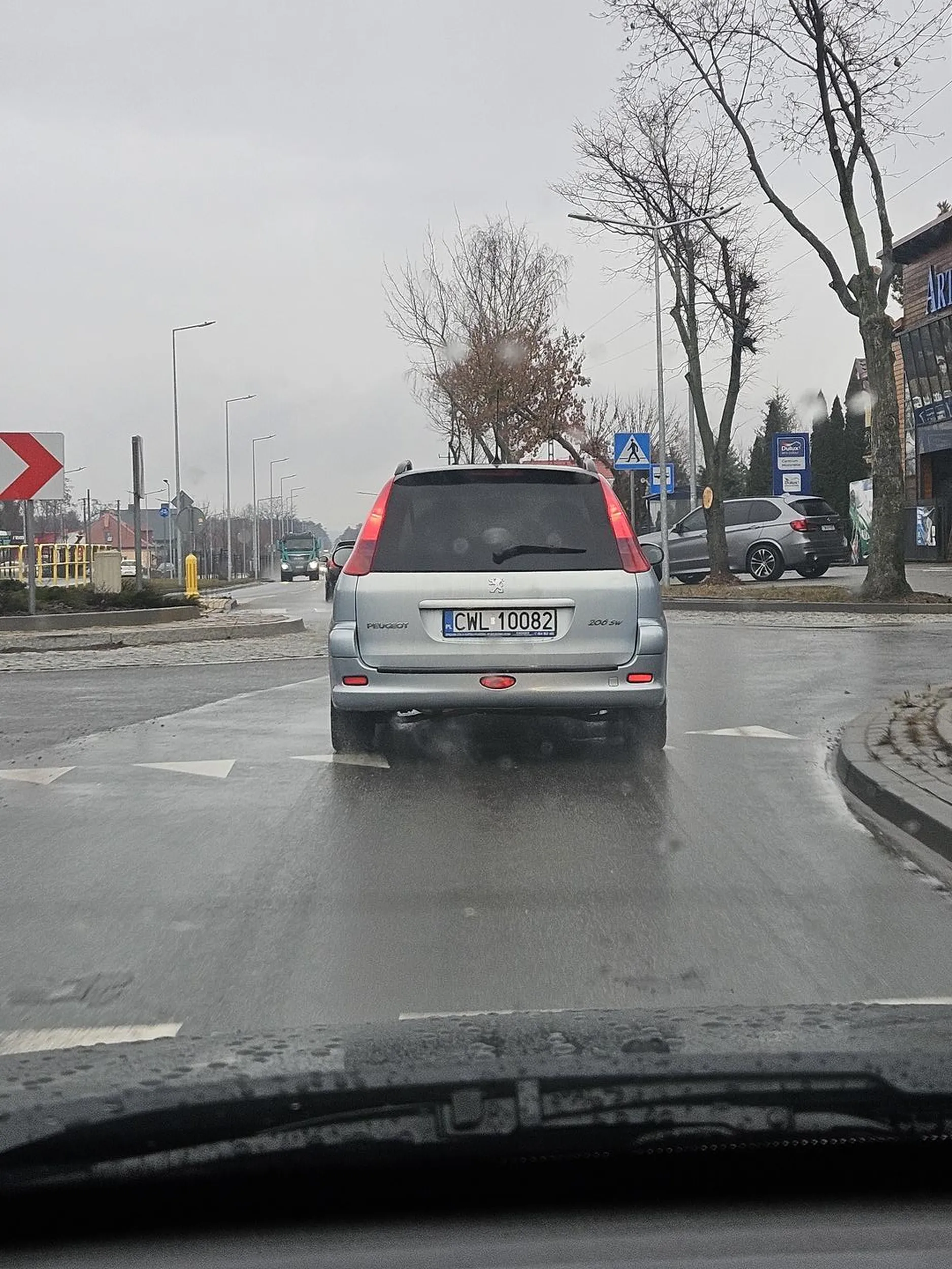 Stwarzanie zagrożenia, notorycznie wjeżdżał prawie na chodnik, dwa razy juz prawie uderzyl na wiadukcie w barierki, zjeżdżanie na przeciwnym pas. Zwalniał prawie do zera bez przyczyny, Mocne przyspieszanie aby chyba mnie zgubić,  na stopie się pięknie zatrzymał ale mial problem ruszyć z nie wiadomych mi przyczyn.