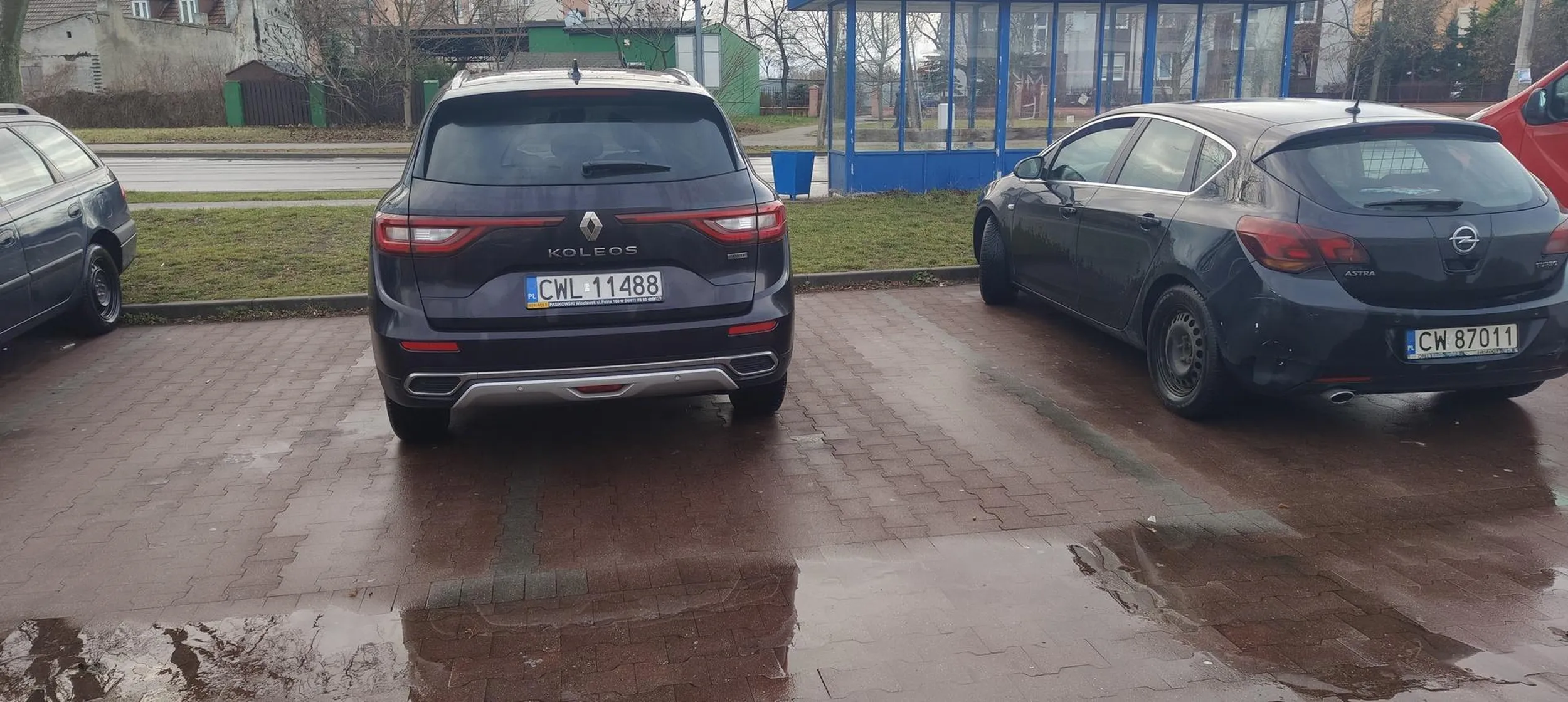 02.01.2025r miejsc na parkingach sklepowych jak na lekarstwo ale bie przeszkadzało to panu kierowcy zajac 2 miejsc. odrazu odpowiem na komentarze nie nie stal nikt obok te 2 miejsca byly wolne pan stanął na obu przez co inny kierowca musiał wycofywać i jechać gdzieś indziej