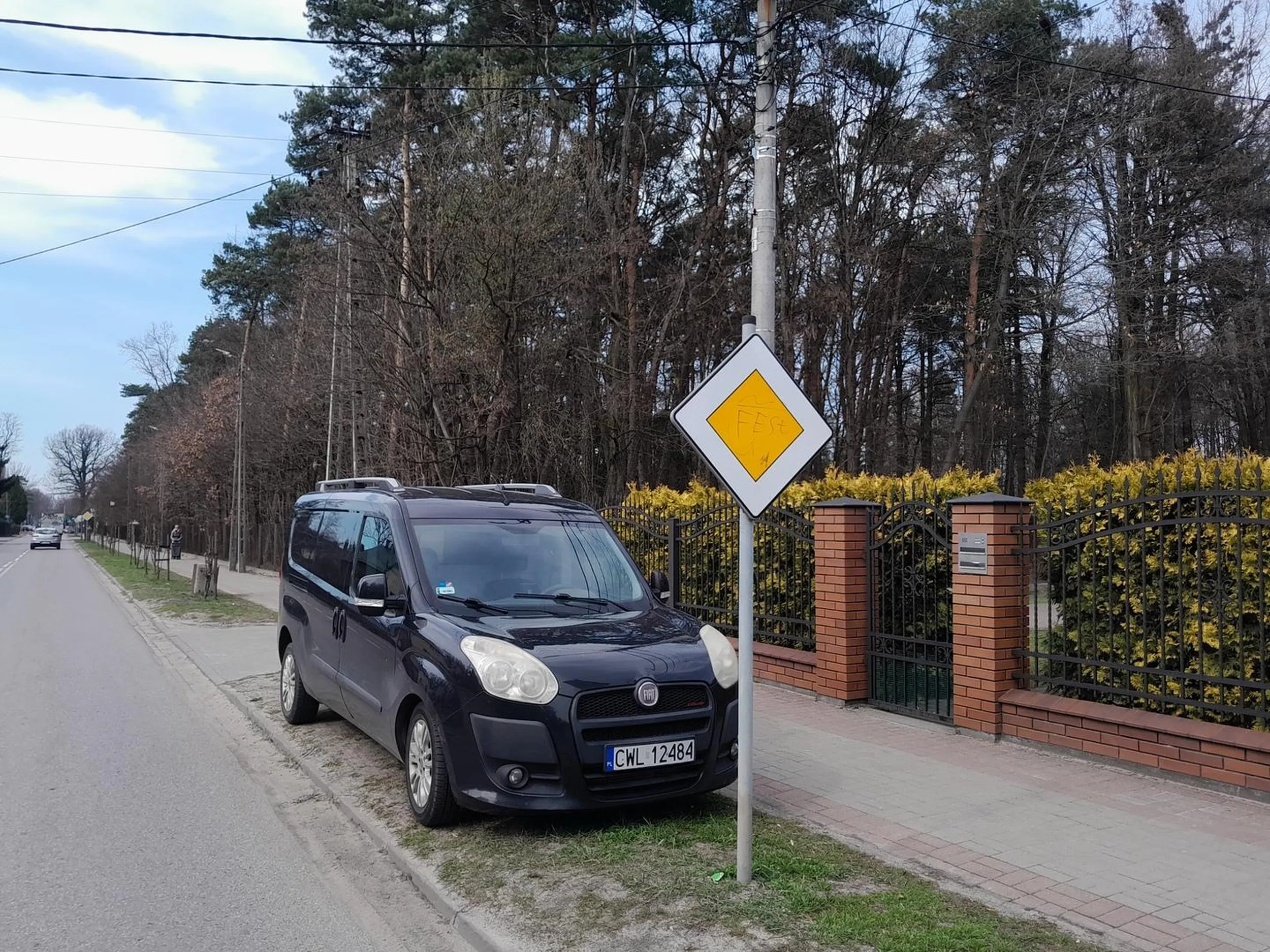 Burackie parkowanie na zieleni, gdy dosłownie 10 metrów obok stale wolne miejsca parkingowe