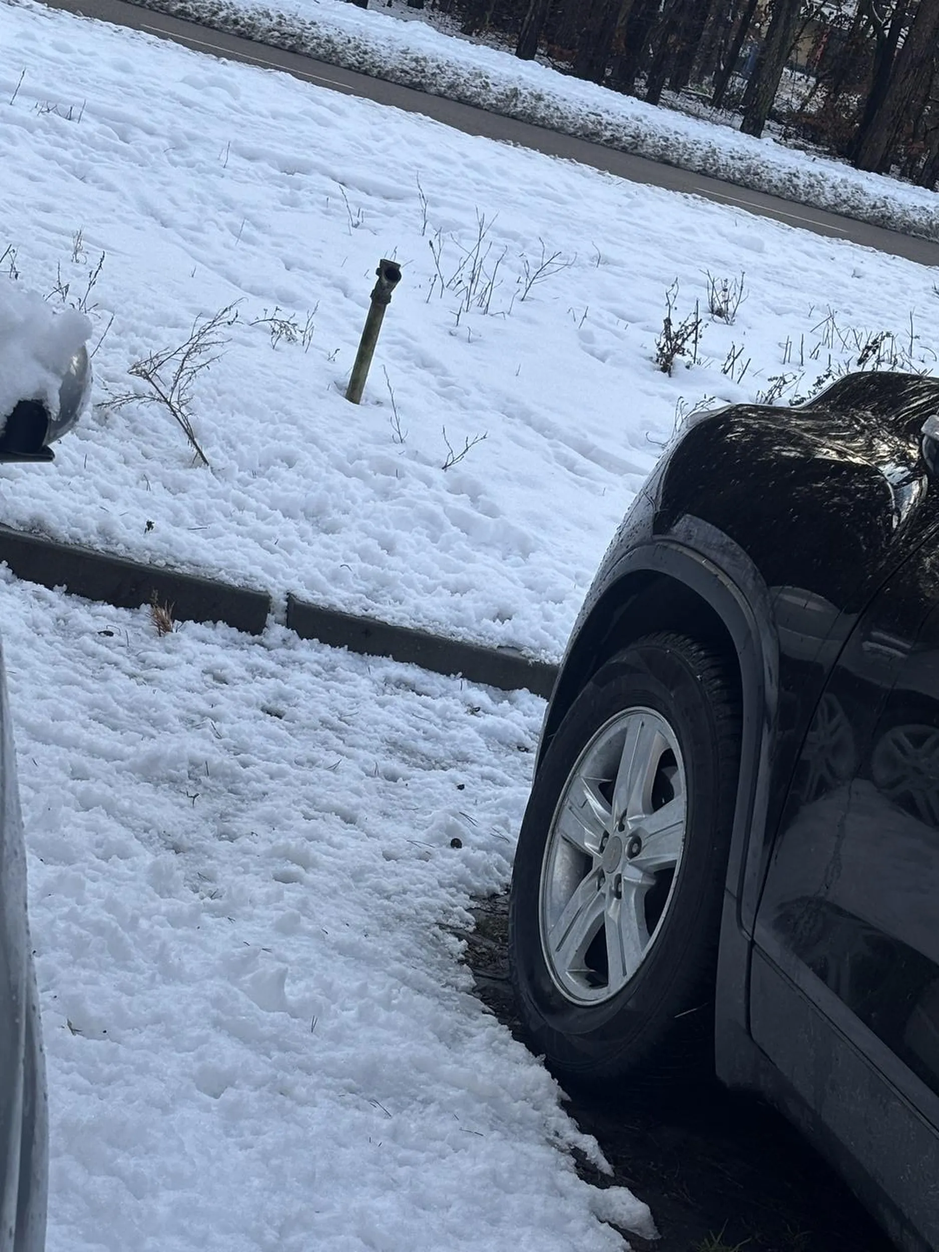 Tyle miejsca od krawężnika serio? Naucz sie parkować bo ledwo wjechac mozna przez ciebie alw coz rejestracja mowi sama za siebie CWL