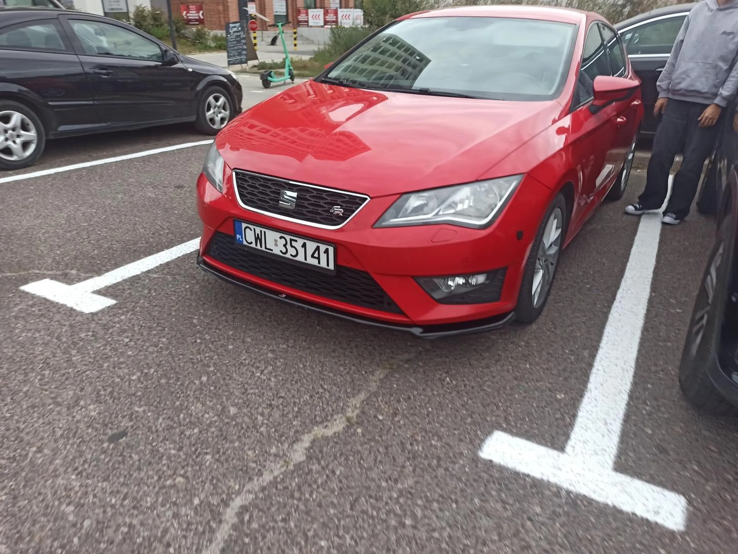 Po wyjściu z auta i upomnieniu kierowcy ze krzywo stoi ten wyleciał z gazem pieprzowym i kastetem grozac pobiciem i szpitalem