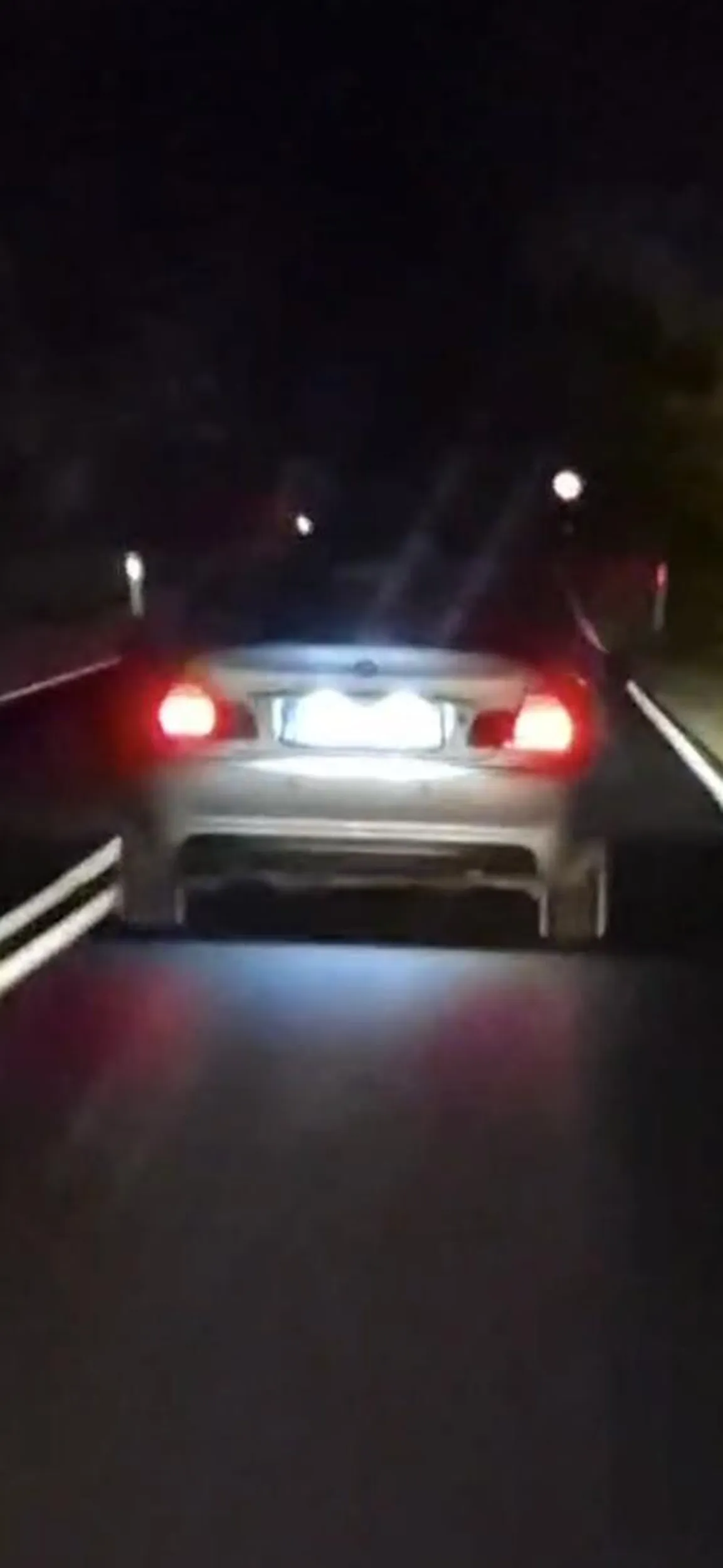 Młody kierowco zanim wyjedziesz na drogi to naucz sie znaków przed rondem bo sie wpier**lasz i nie przyjemna sytuacja by była. Tablice oczywiście tak doświetlone specjalnie żeby nie było nic widać