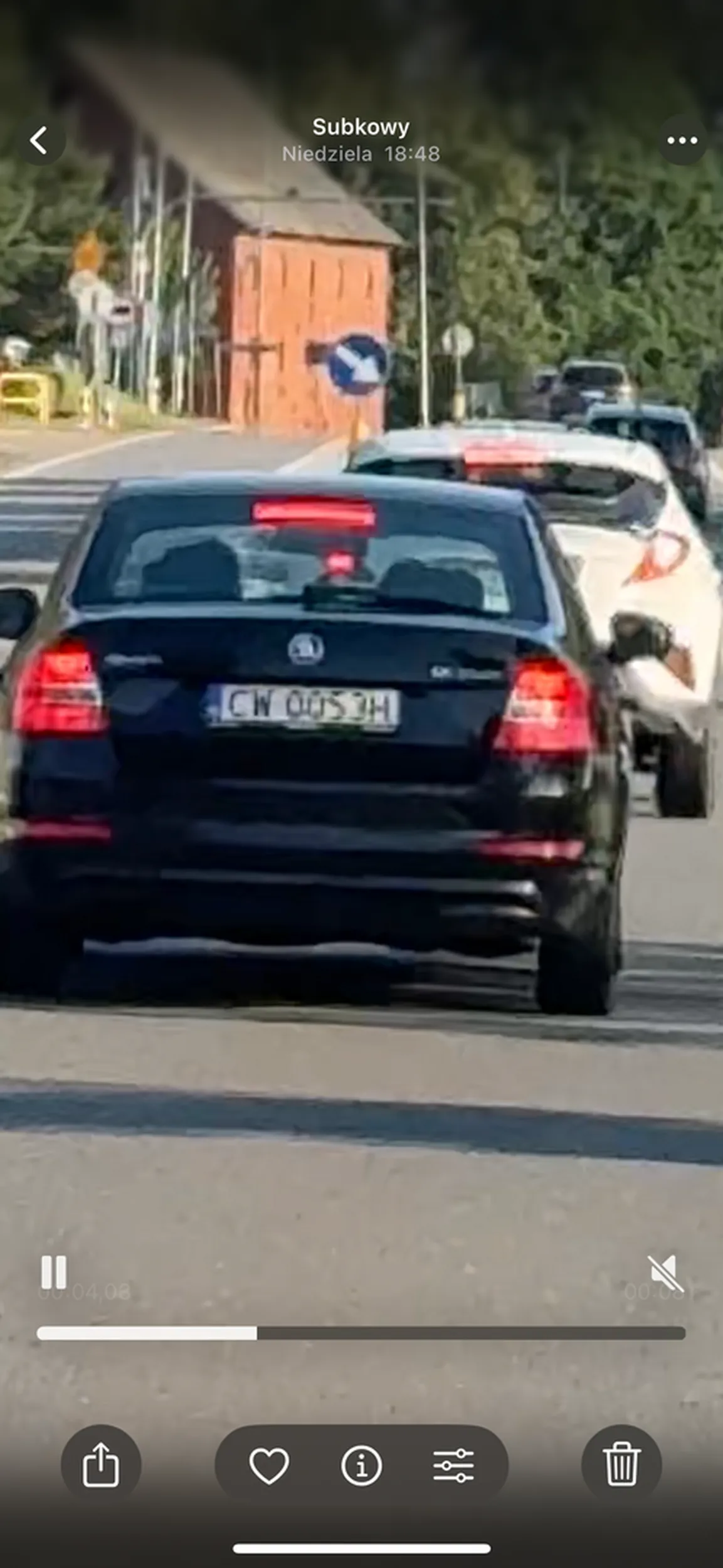 Kierowca słaby nie potrafił wyprzedzić bardzo nie uprzejmy a miał z 5 razy okazję :)  wolał jechać 1 metr od pojazdu. Pani pasażerka blondynka w trakcie mijania chyba w kryzysie bo pokazała środkowy palec fuck you. Panie Kierowco i pasażerko !!! To że jedziecie ok ale dostosujcie się do wszystkich i trochę szacunku.