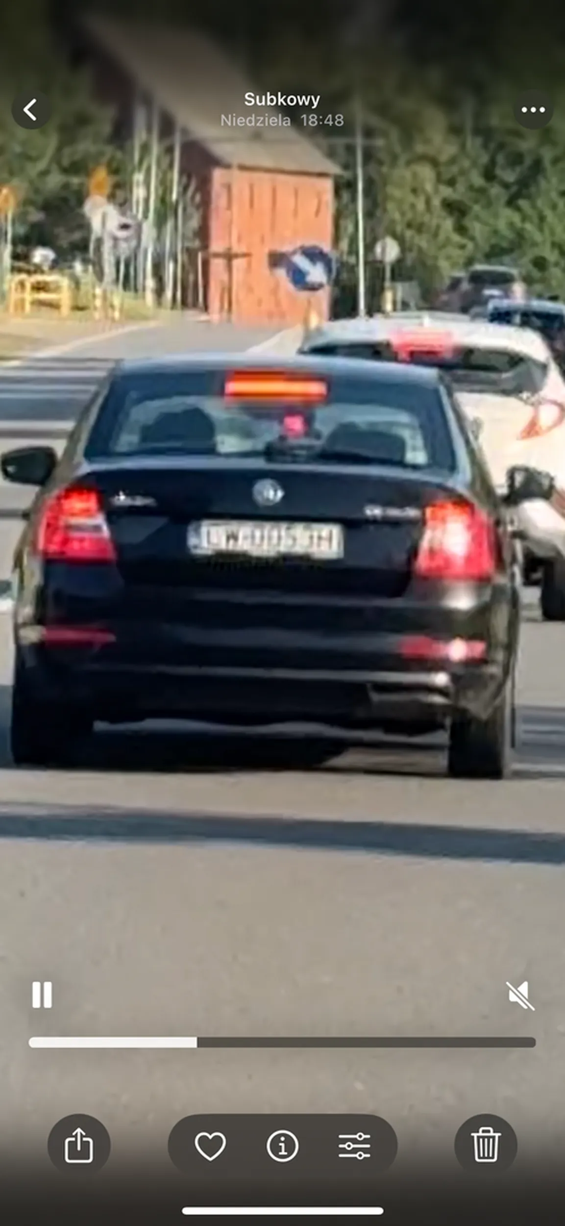 Kierowca słaby nie potrafił wyprzedzić bardzo nie uprzejmy a miał z 5 razy okazję :)  wolał jechać 1 metr od pojazdu. Pani pasażerka blondynka w trakcie mijania chyba w kryzysie bo pokazała środkowy palec fuck you. Panie Kierowco i pasażerko !!! To że jedziecie ok ale dostosujcie się do wszystkich i trochę szacunku.