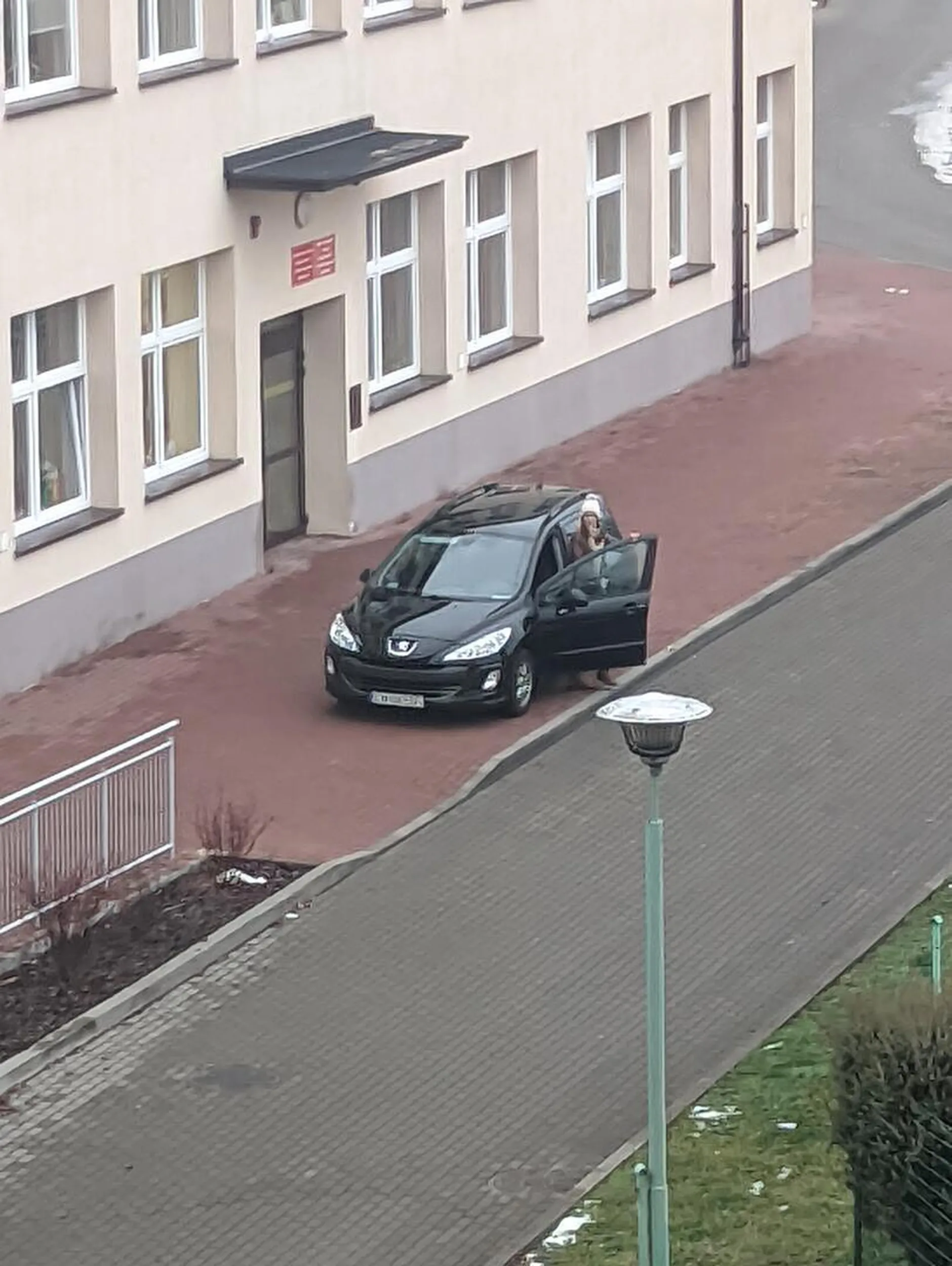 Parkuje na chodniku przy szkole nr3 w Włocławku