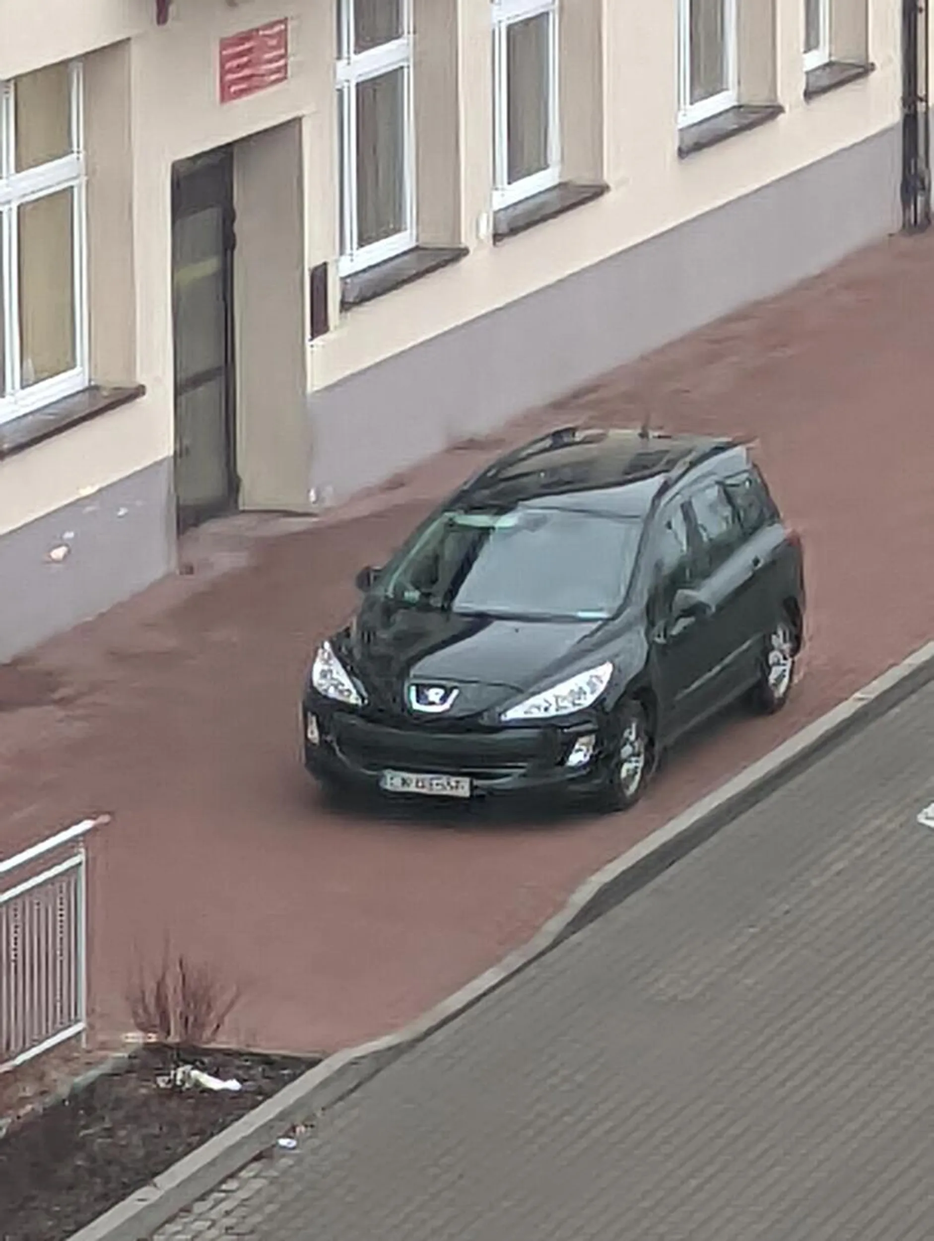 Parkuje na chodniku przy szkole nr3 w Włocławku