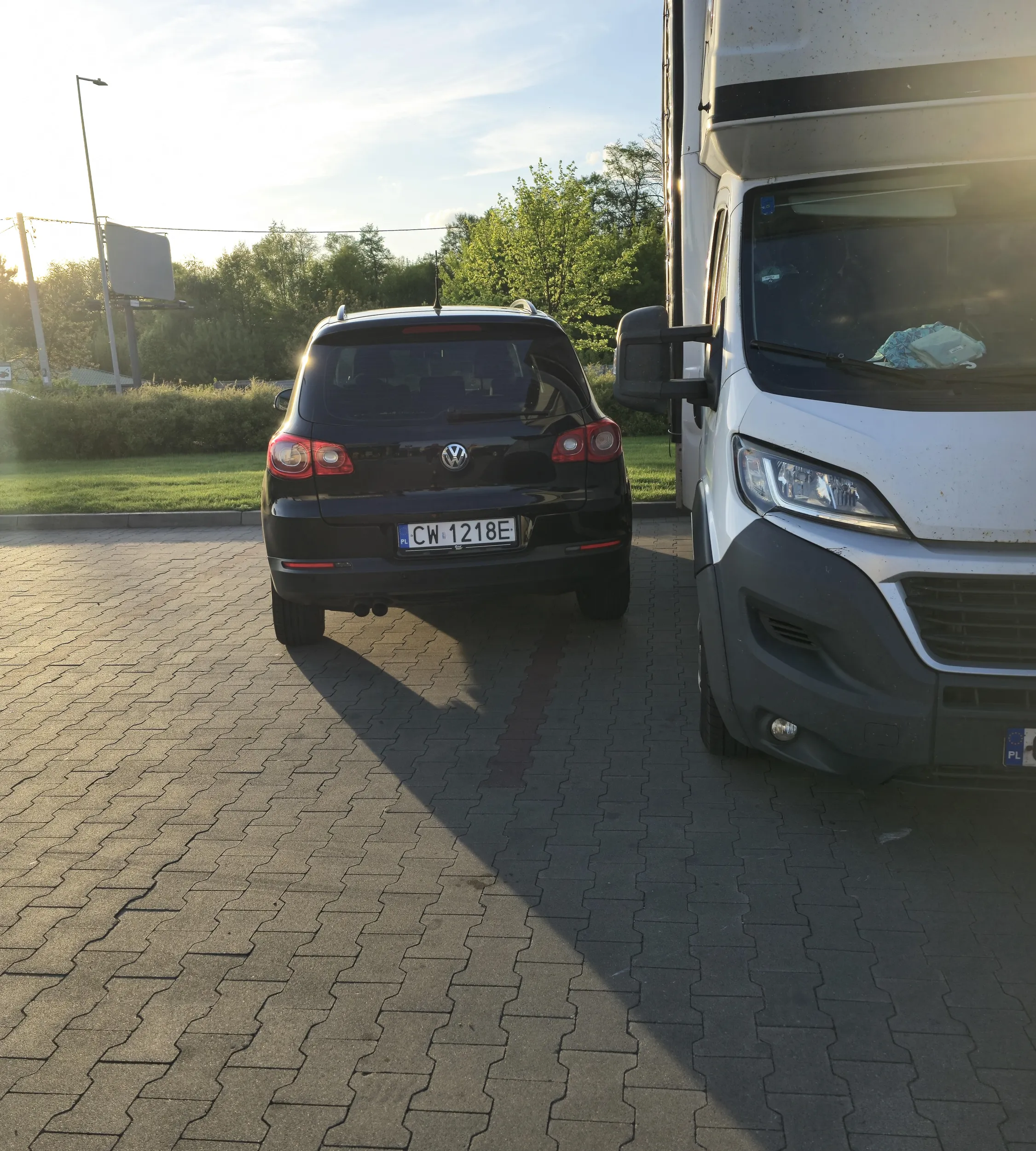 Hue  brawo za wyjechanie. Następnym razem normalnie Parkuj. I nie opluwaj samochodów za normalne parkowanie