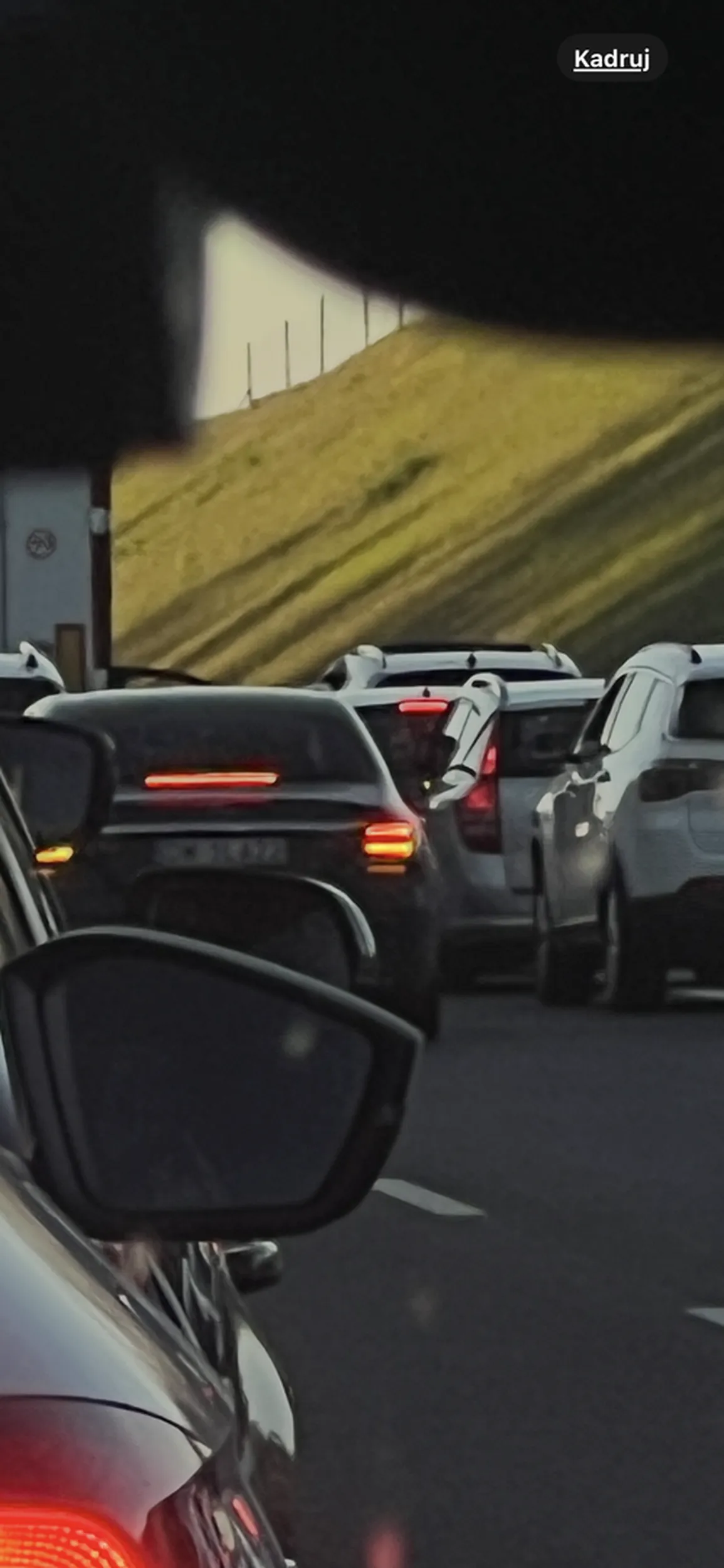 Zrobiony korytarz życia, a dwa samochody, w tym mercedes korzystają z niego jako prywatna droga