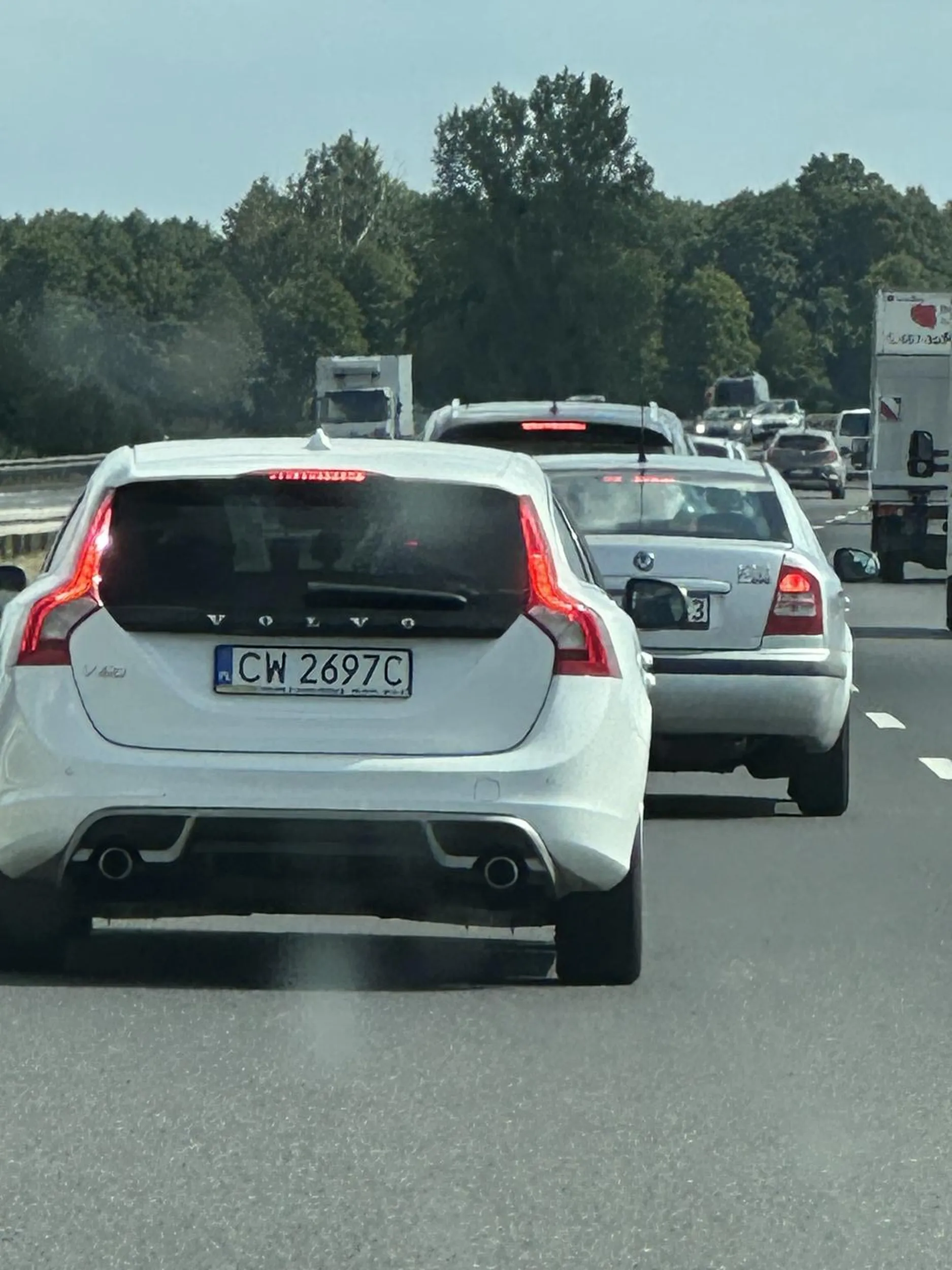 Nie umie jezdzic, przy 130 najezdza na zdezak, trzyma 1 metr odleglosci, chyba jakis niewidomy? Zabrac prawko.