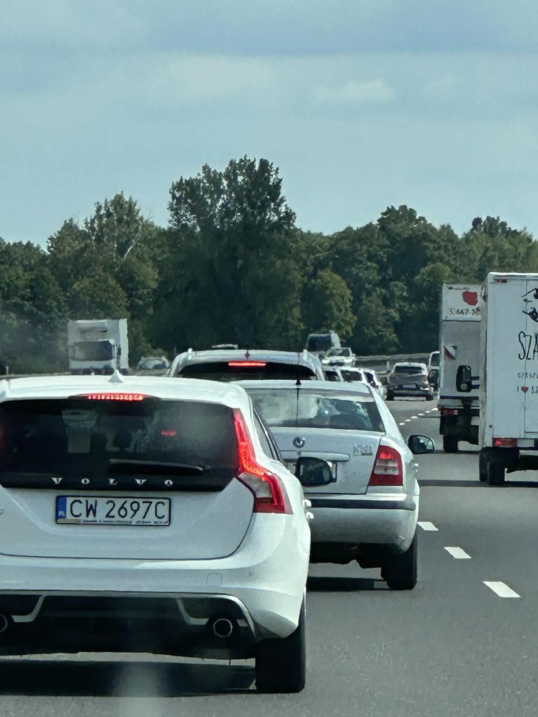 Nie umie jezdzic, przy 130 najezdza na zdezak, trzyma 1 metr odleglosci, chyba jakis niewidomy? Zabrac prawko.