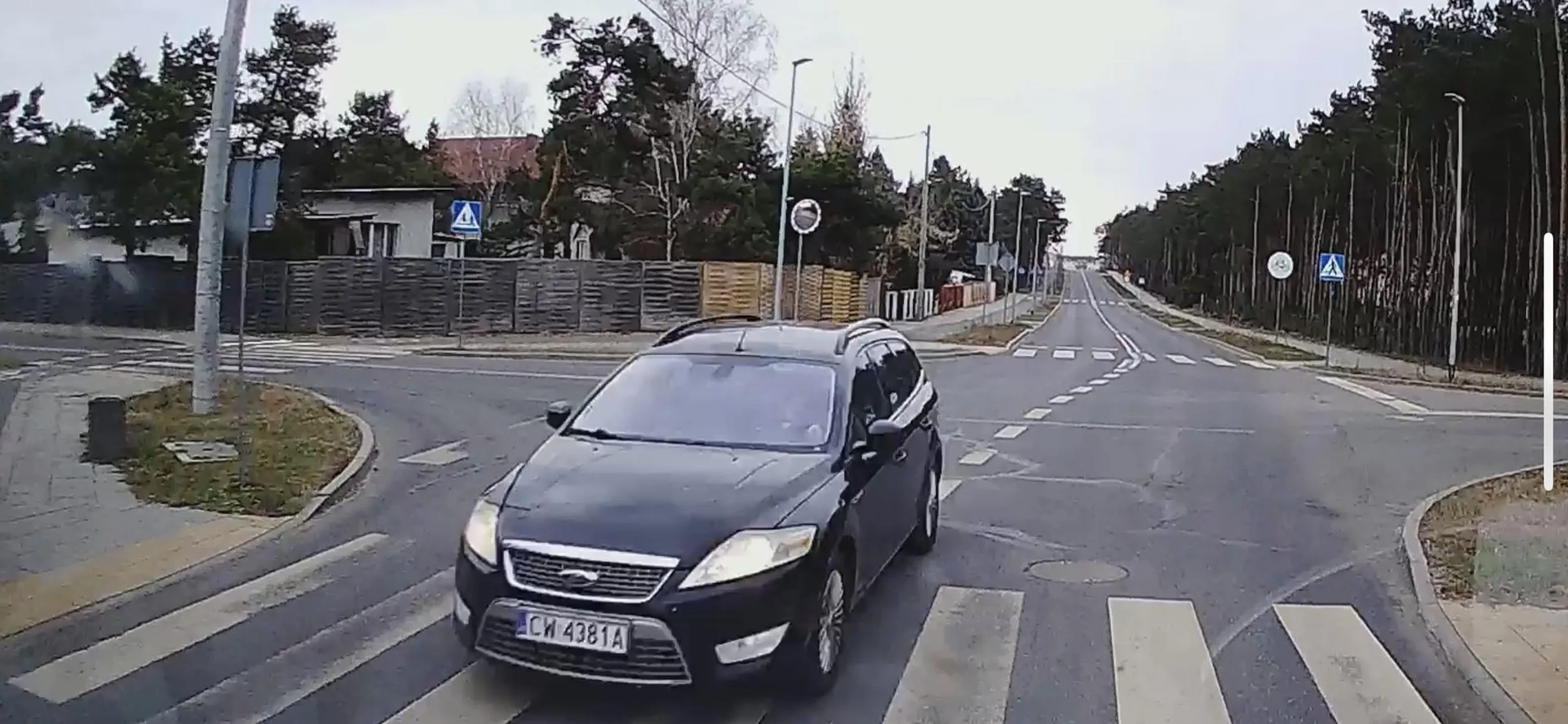 Rajdowiec z Forda Mondeo na ul. Brzezinowej. Zapierdalał pomimo ograniczenia prędkości 30km/h co uniemożliwiło mu trzymanie się na własnym pasie.