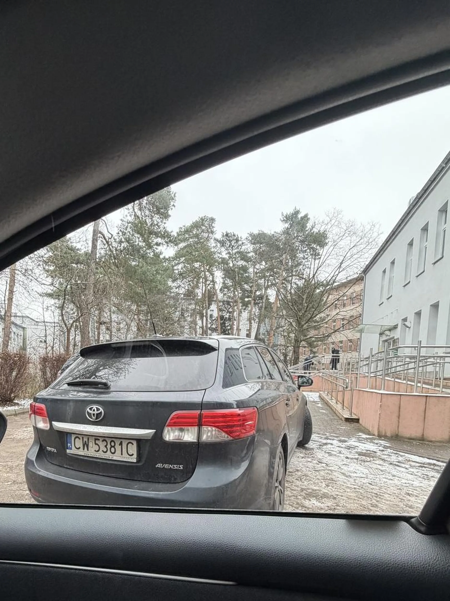 Kierowca zastawił drogę pożarową w szpitalu. Zostawił pojazd na środku skrzyżowania. Nikt nie wychodził na trąbienie. Zero reakcji. Brakowało karetki z pacjentem. Prawko wygrane w chipsach