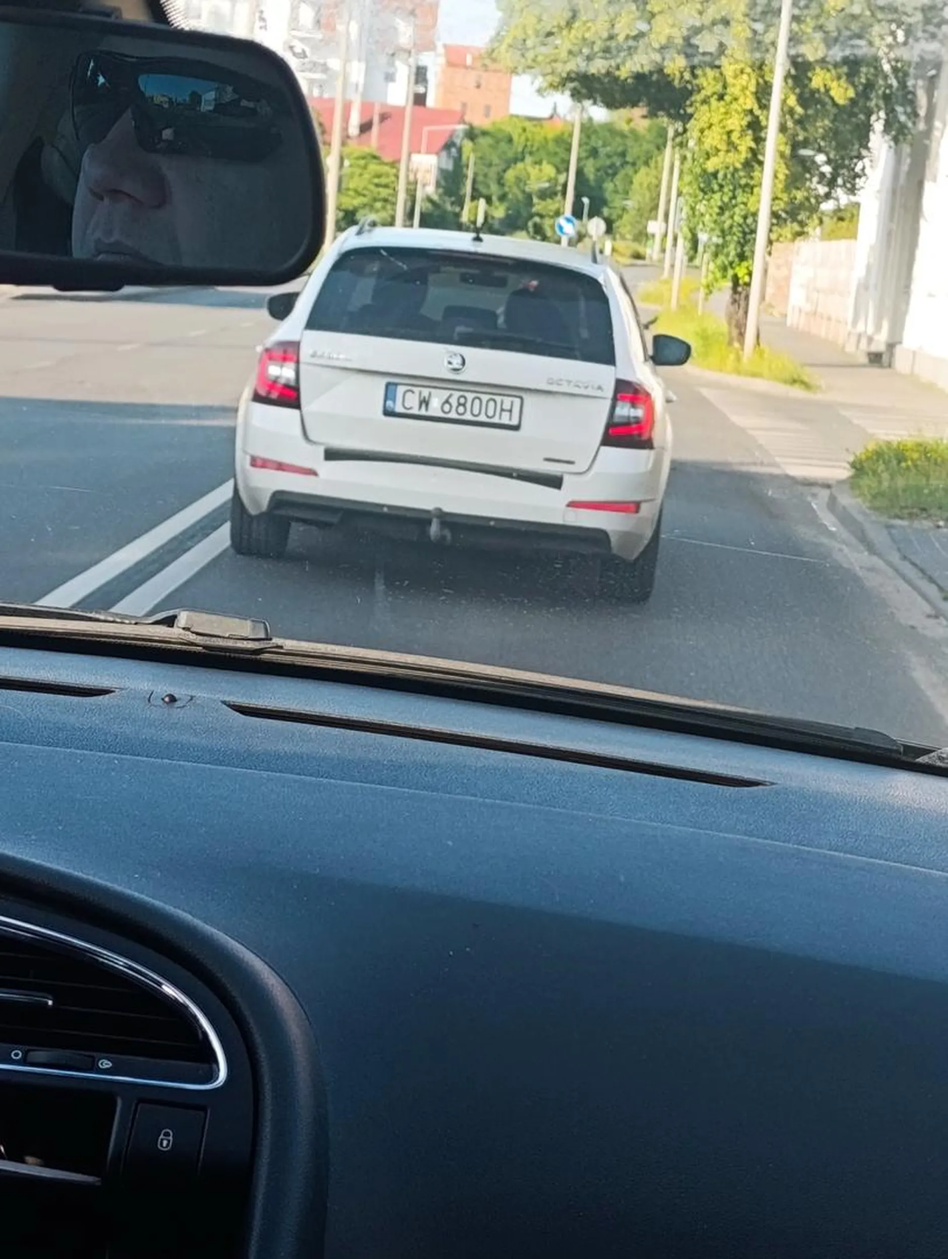 Uwaga na tego "kierowcę" !! Wjeżdża przed maskę nie patrzy w lusterka, prawie spowodował kolizję !