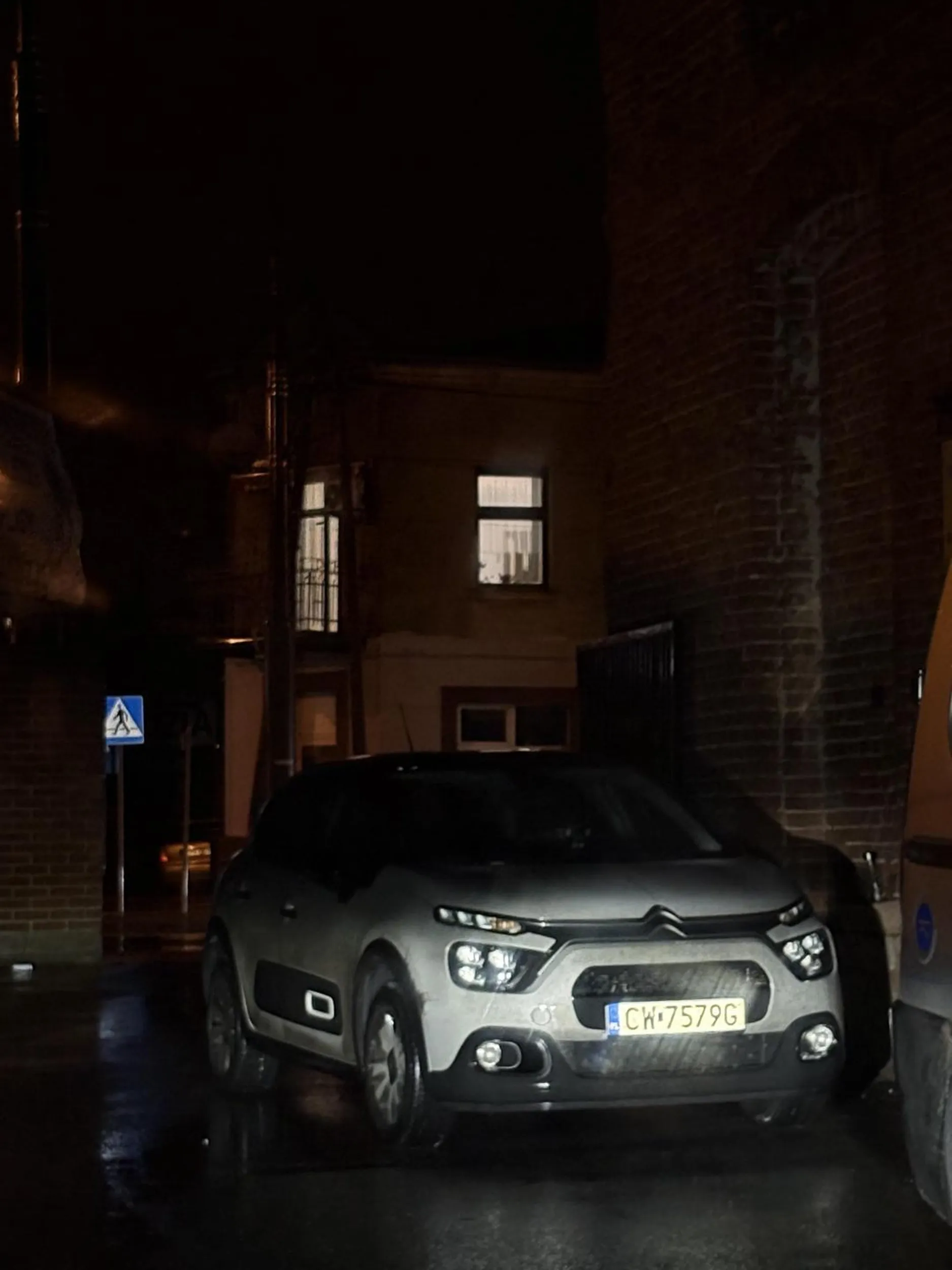 Brak słów,Pani staneła na wyjezdzie chociaż dalej był parking.Jesli sie nie umie parkowac to sie nie wsiada za kierownice!!!!