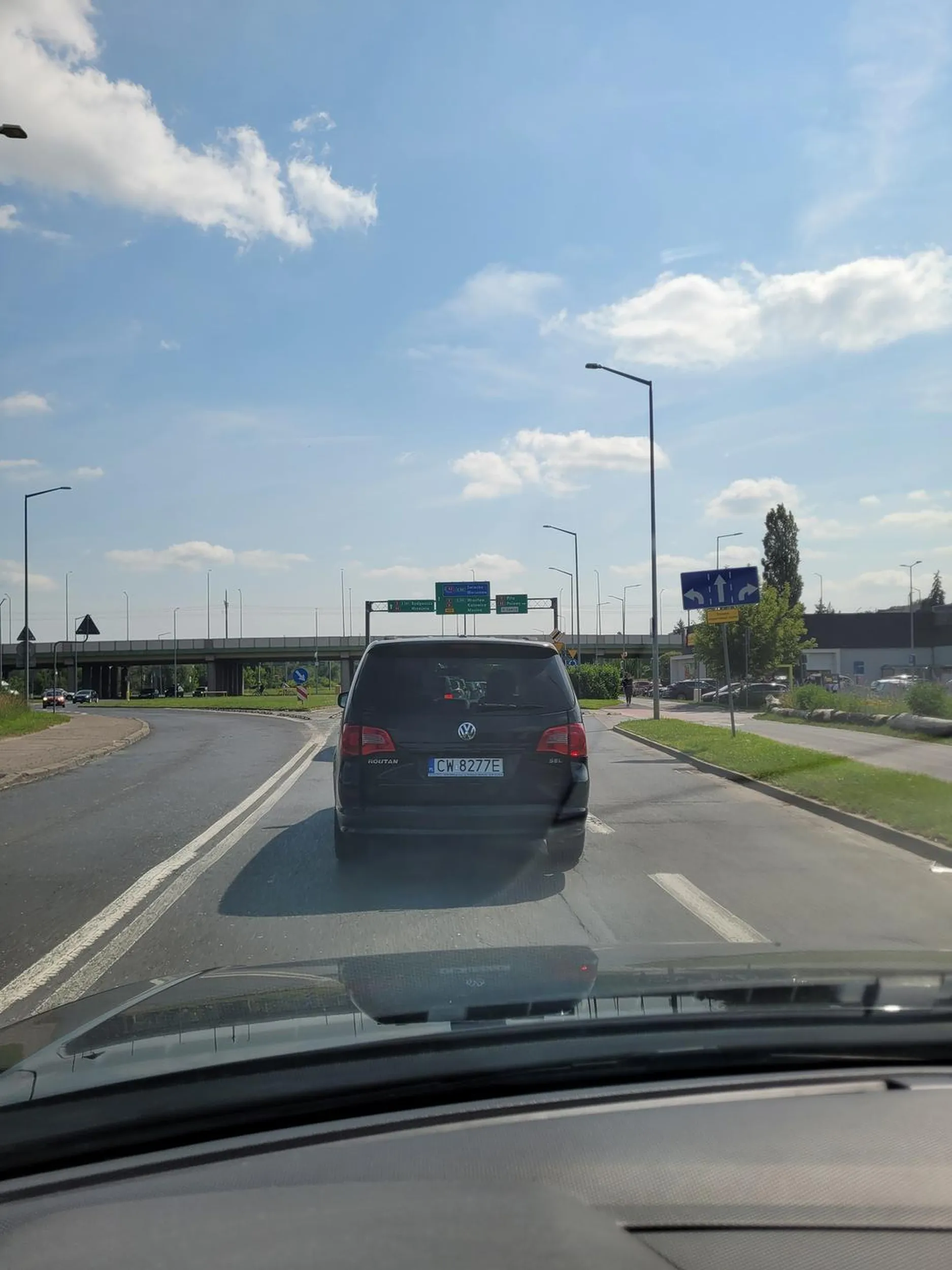 Śmieciarz! Wyrzuca pety przez okno.