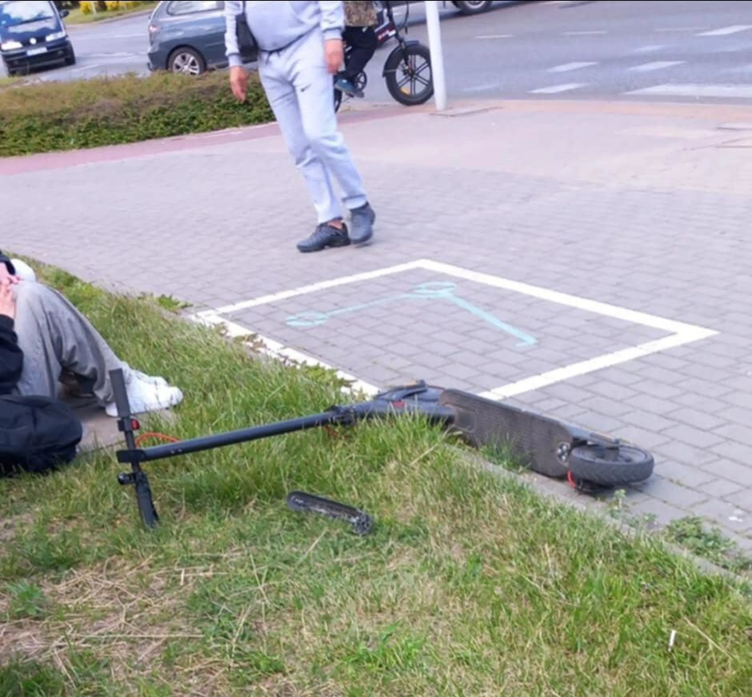 Kierowca potrącił 16 latke na hulajnodze.