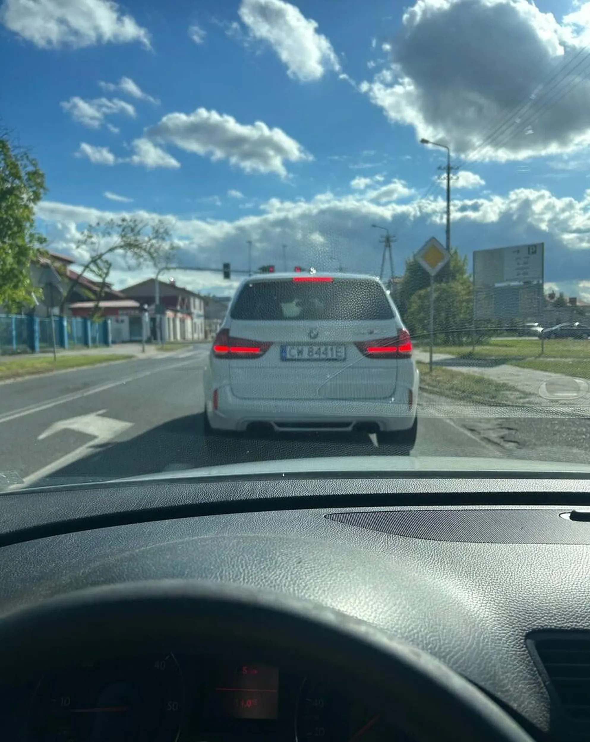 Wymusza pierwszeństwo na równorzędnych, po czym wyhamował prawie do 0 dwukrotnie na krajowej, bo dziadusia uraził klakson. Masz szczęście, że jechała kobieta, bo gdybyś na mnie trafił, to byś jeździł nie BMW a wózkiem inwalidzkim. Mam nadzieję, że wpadniesz mi w ręce stary capie :)