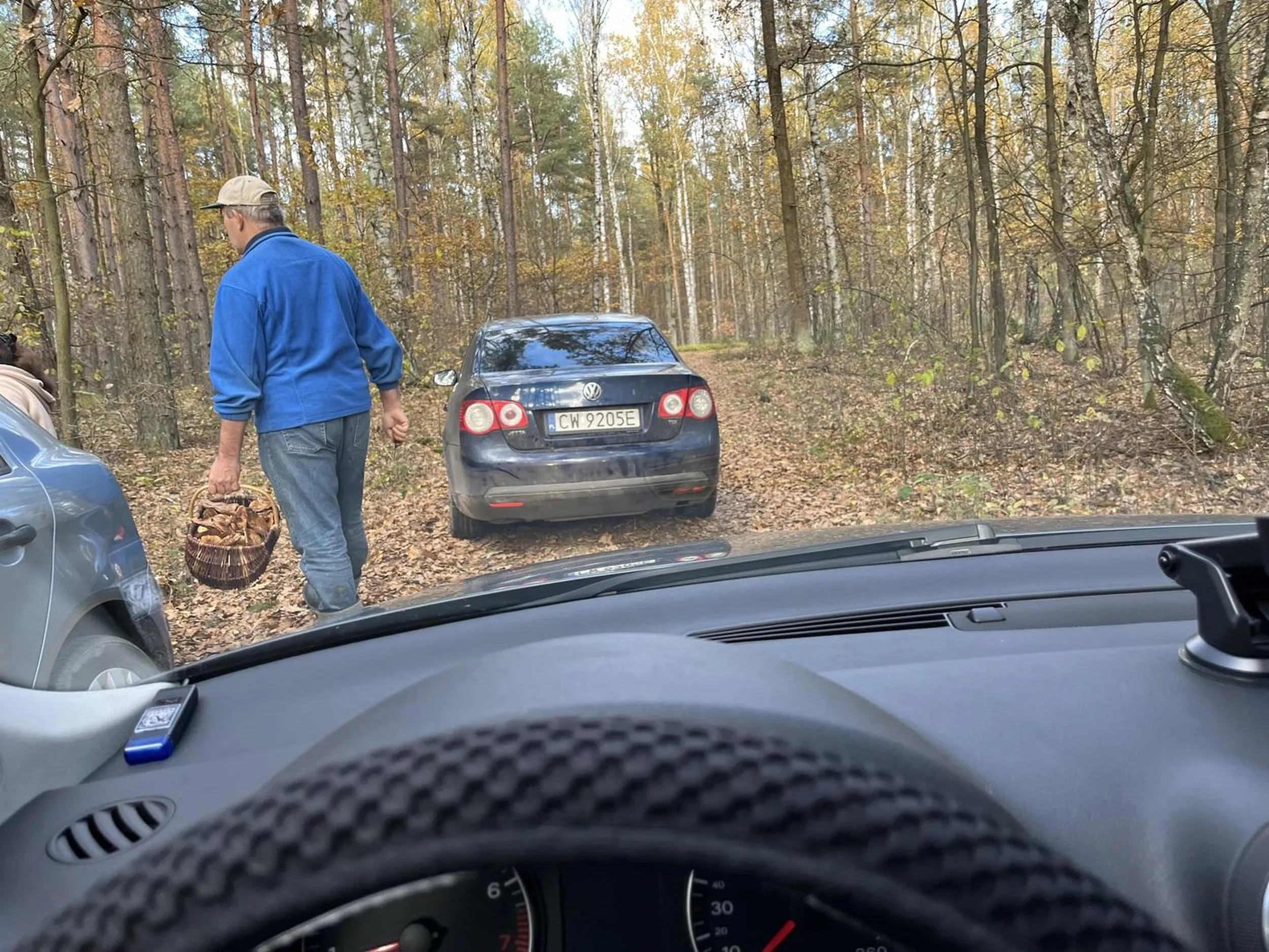 Tak  sezon grzybowy. I blokują mi drogę wyjazdową z domu.. Ludzie ogarnijcie się trochę…