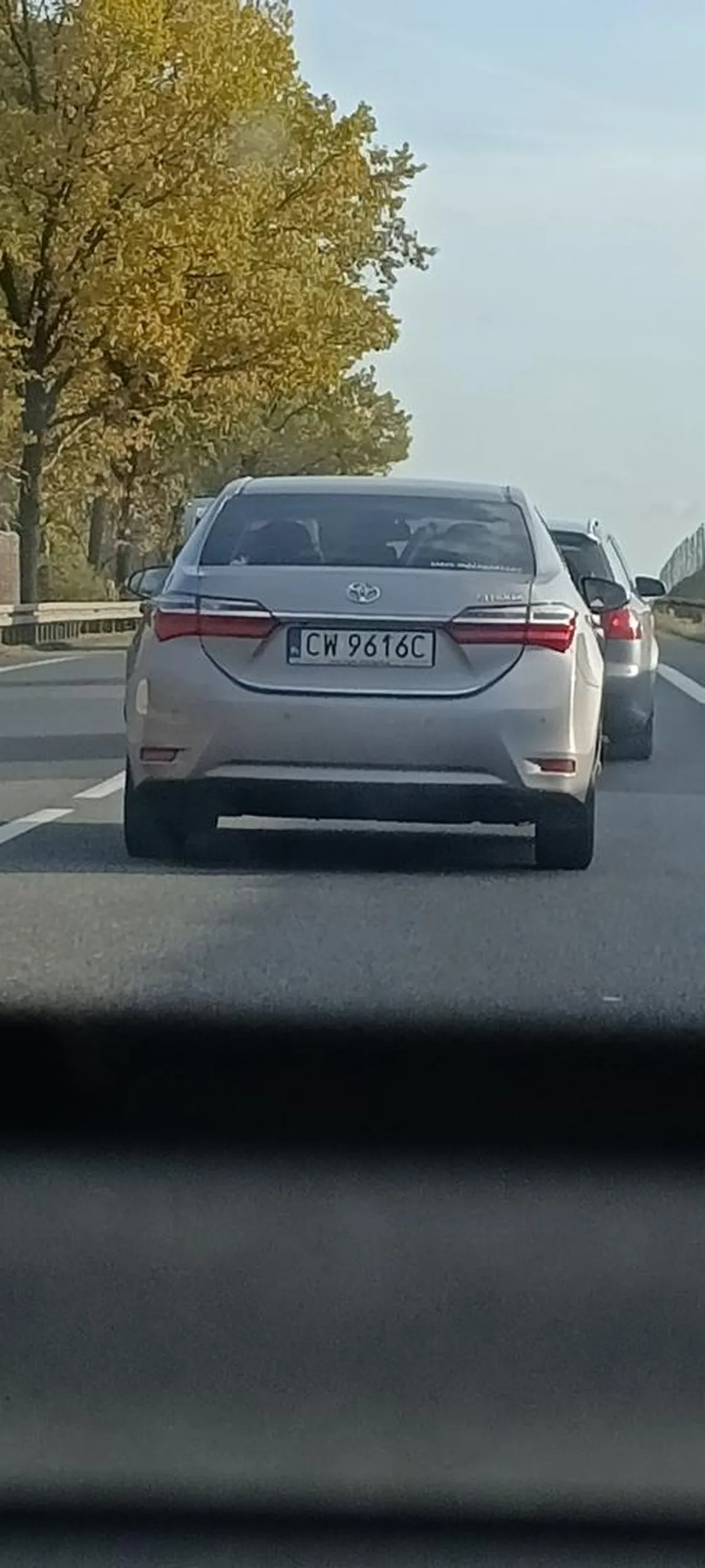 Starszy siwy pan nie patrzy w lusterka podczas rozpoczynania manewrów, zajechał mi drogę podczas manewru wyprzedzania