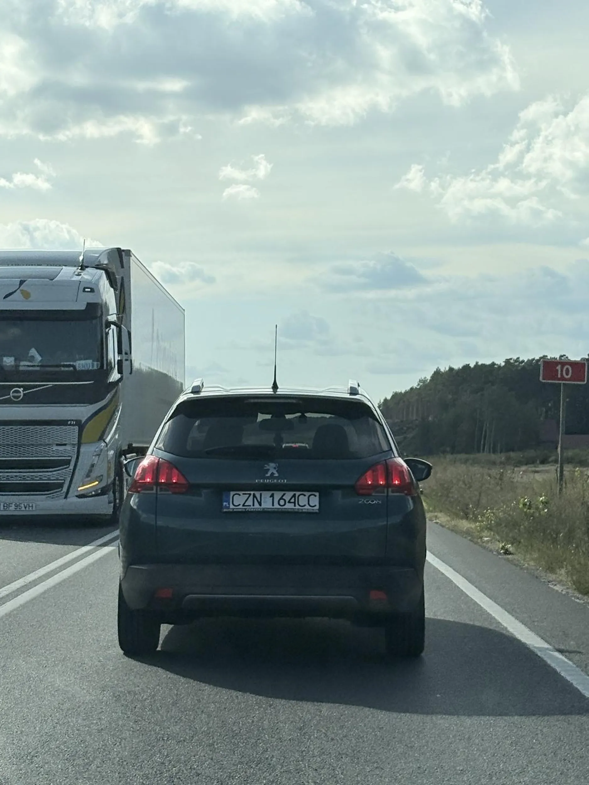 DK10 w kierunku stryszka droga z pierwszeństwem a Pan staje i stoi 1 minutę aby puścić z terenów przemysłowych auta . I potem się dziwić że są wypadki. Nie ładnie.