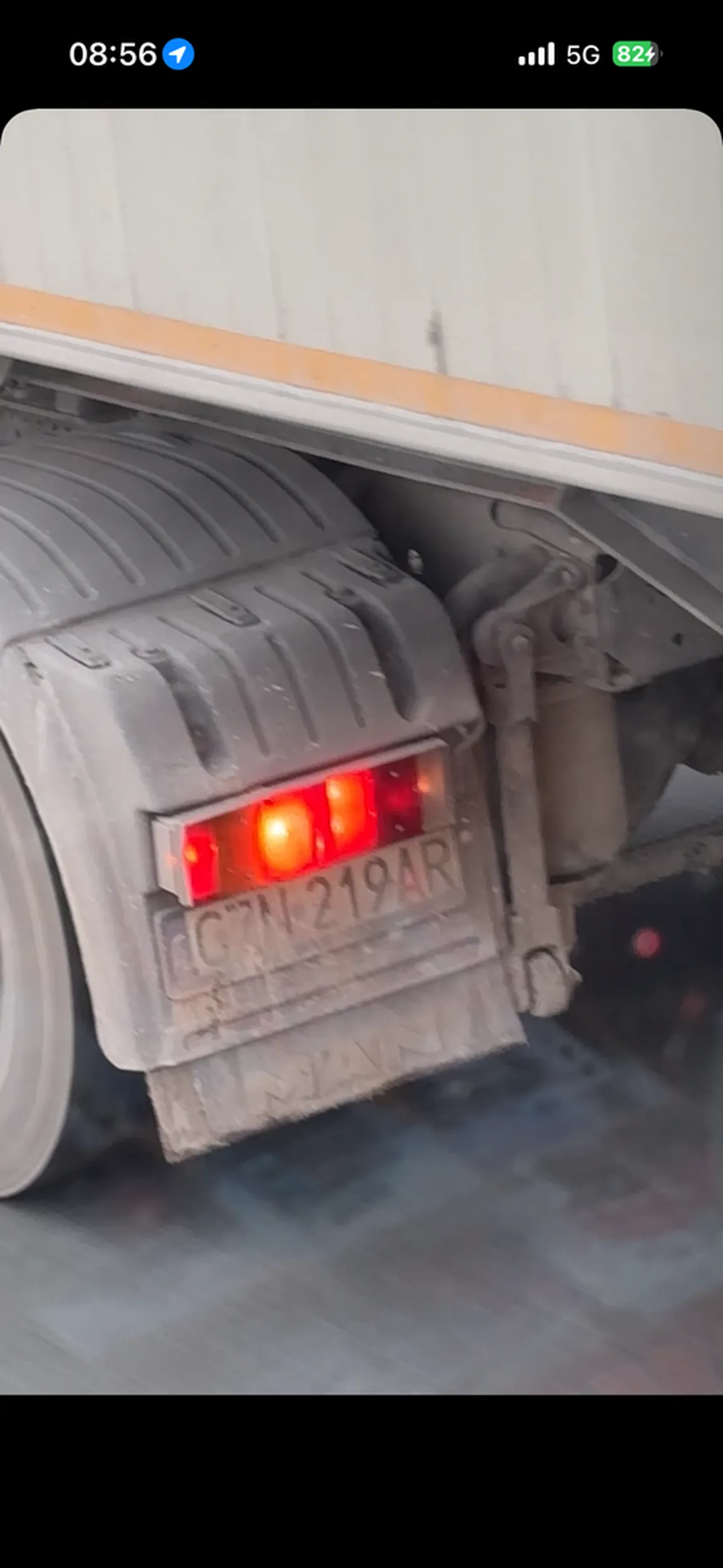 Łysy cep w pinglach z wywrotki chodzi po parkingu na s5 i próbuję wyłudzić kilka dyszek na fajki proponując galę nie polecam gryzie