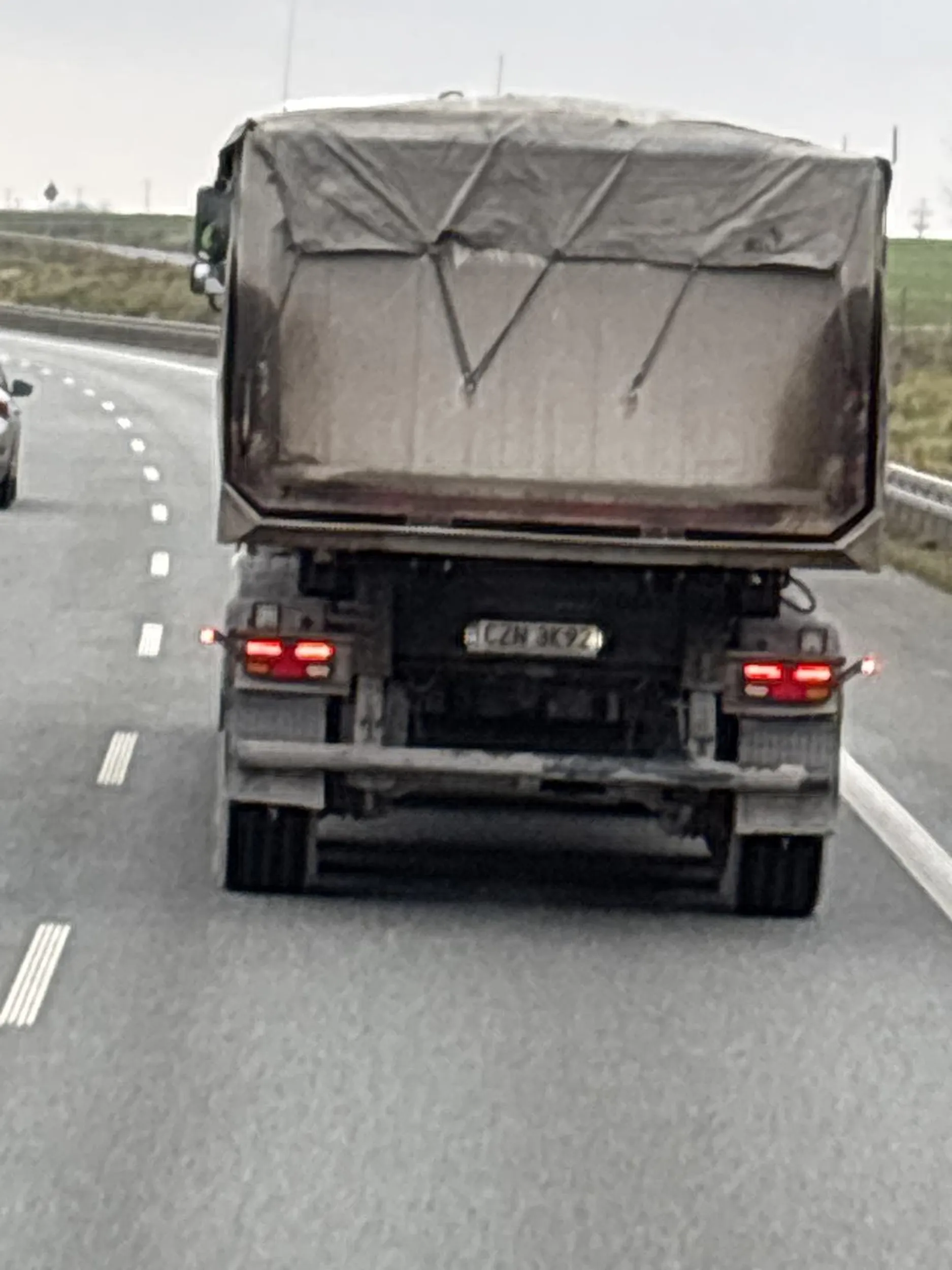 Brudas z wywrotki sra pod naczepami na parkingu a toaleta 50m dalej