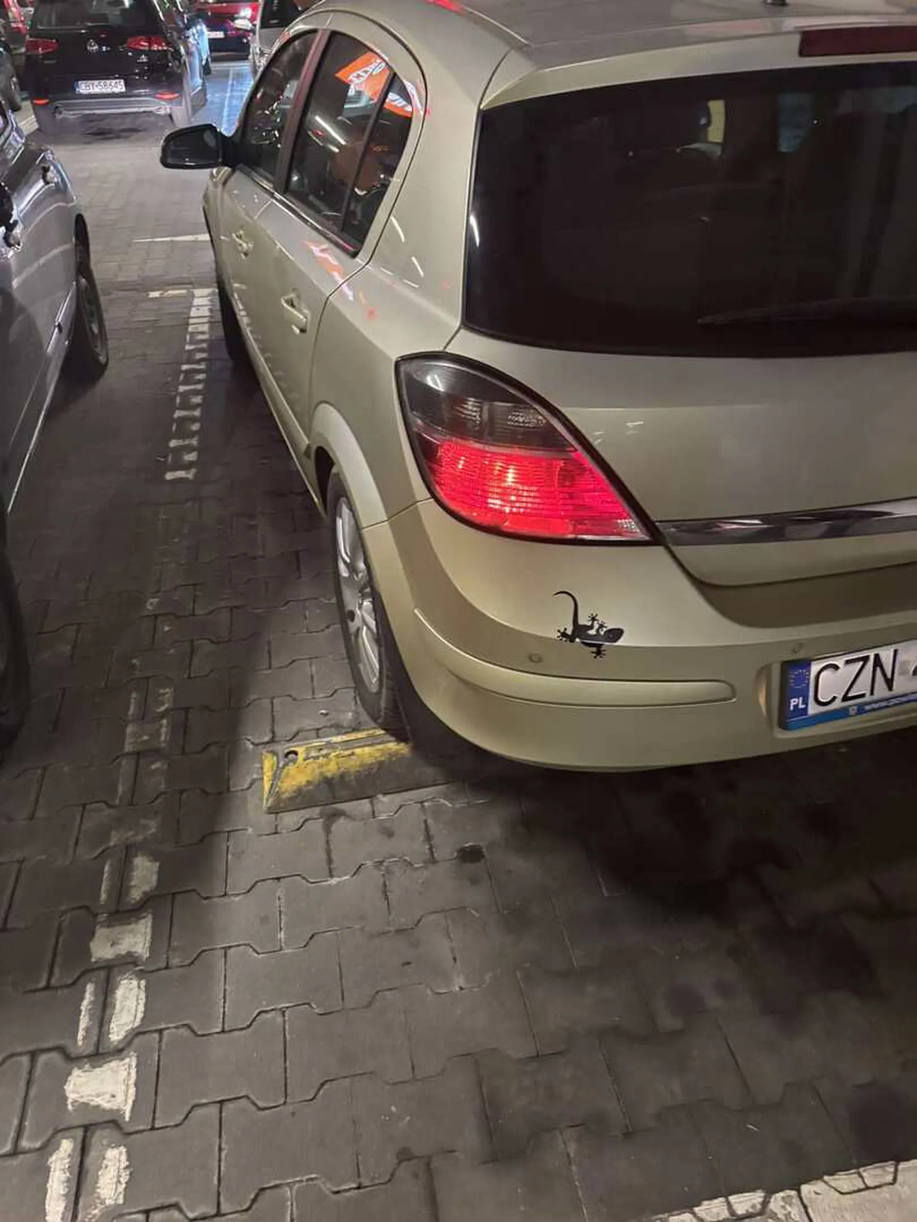 Okropny kierowca, najpierw wymusił przy Galerii Focus, po czym tragicznie zaparkował