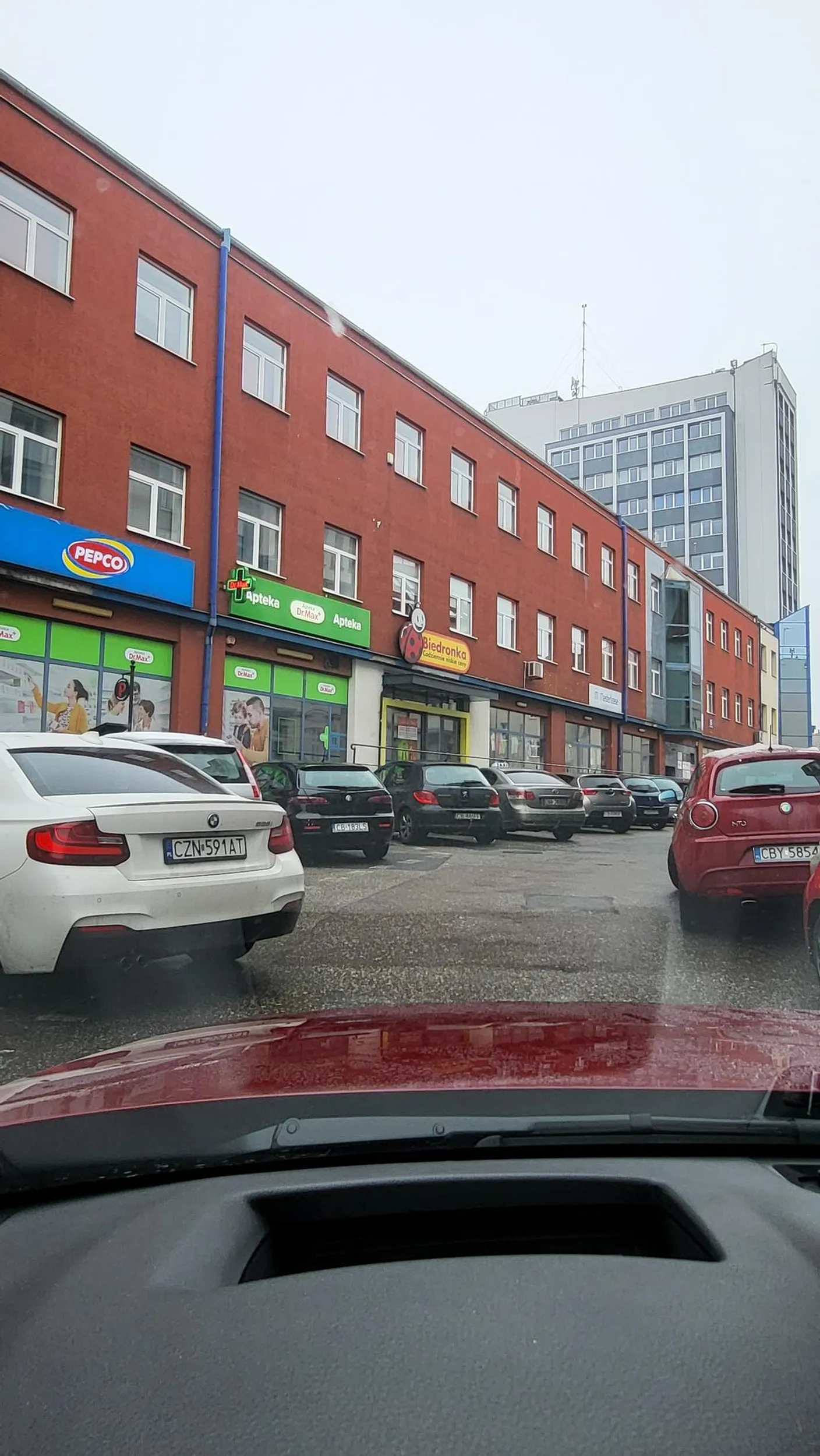 Nie umie parkować. Wystaje tyle w porównaniu do innych aut ze ledwo szło przejechać.