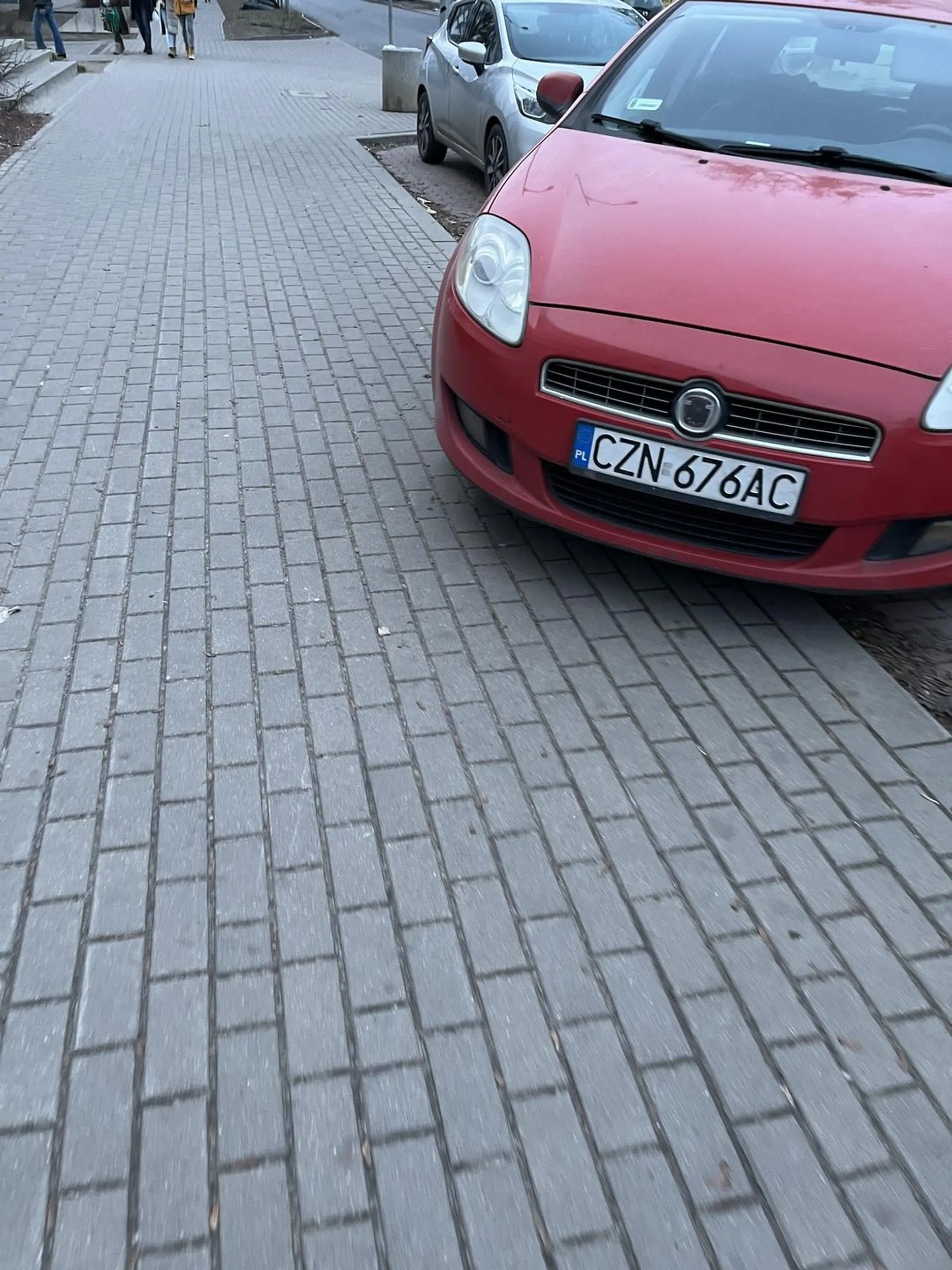 Nawet na pół chodnika, ale byleby wjechać. Autobusik stoi cały dzień….