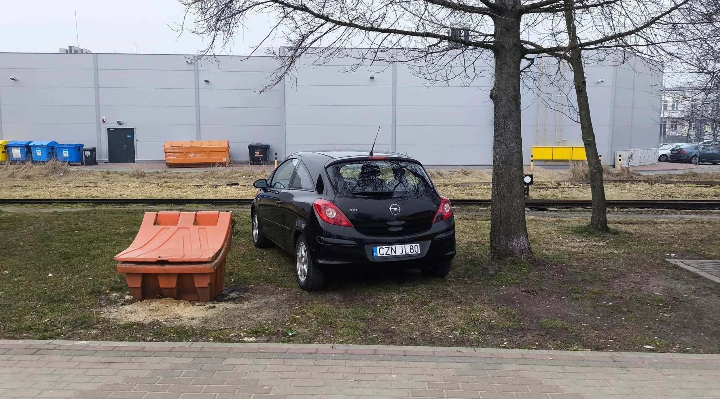 o panie tak perfidnie niszczyć zieleń, gdy duży parking i tyle miejsc obok? to przy cmentarzu w Żninie, możliwe że to auto grabarza ale tego nie wiem... co za wujowe parkowanie... gdzie rozum...