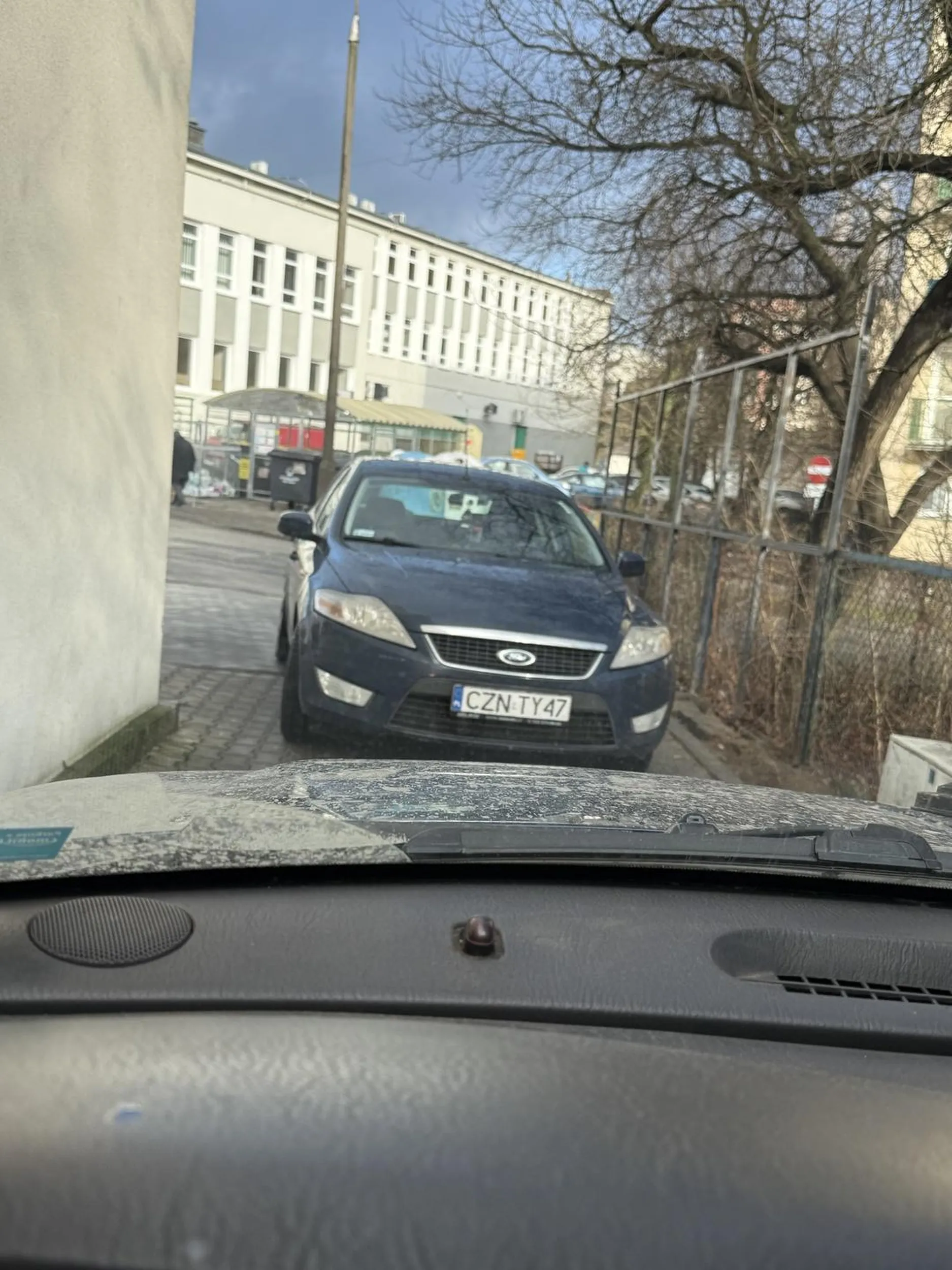 Inteligent z Czeczenii żnińskiej stający we wjeździe