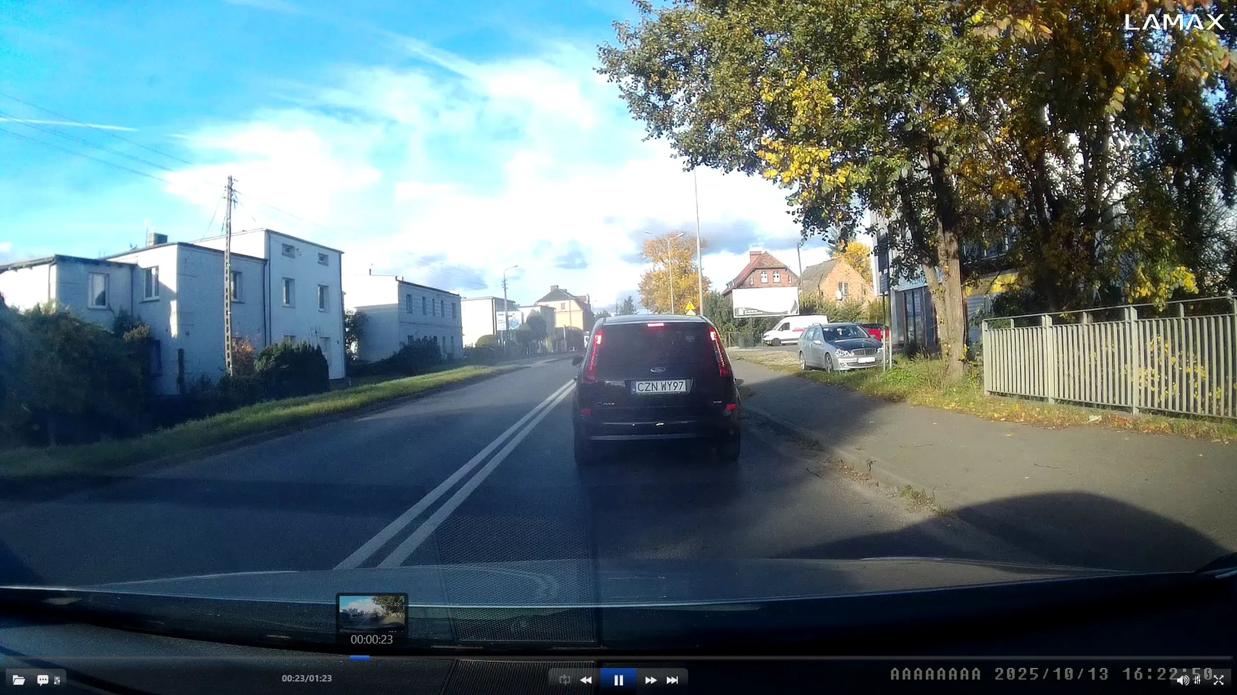 wywala śmieci i pety przez okno, jak klasyczny cwaniak który to robi czeka az bedzie zielone zeby wtedy sie rozpedzic i zeby umknelo to w trakcie jazdy z szybkością (regularnie takich cwaniakow widze, jak są swiatła i stanie w miejscu to trzyma peta w gotowosci) niektorzy normalnie są jak insekty