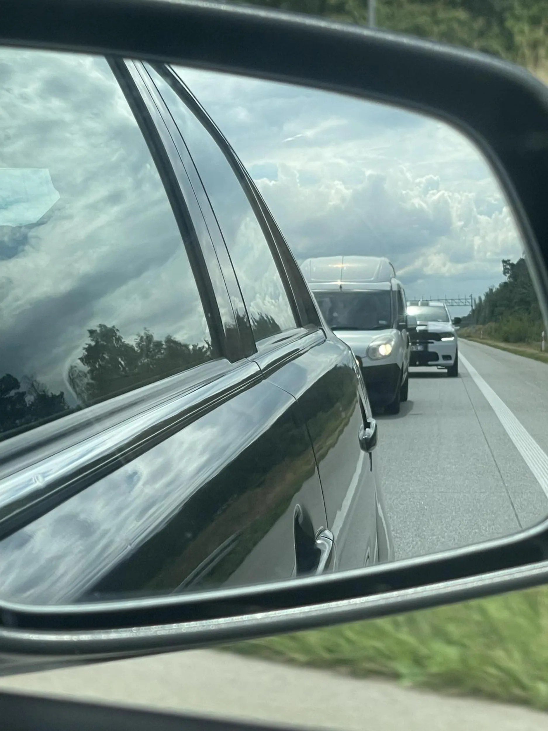 Bardzo podejrzany kierowca, jechał za mną od wjazdu na A1 aż do łodzi i mnie śledzi