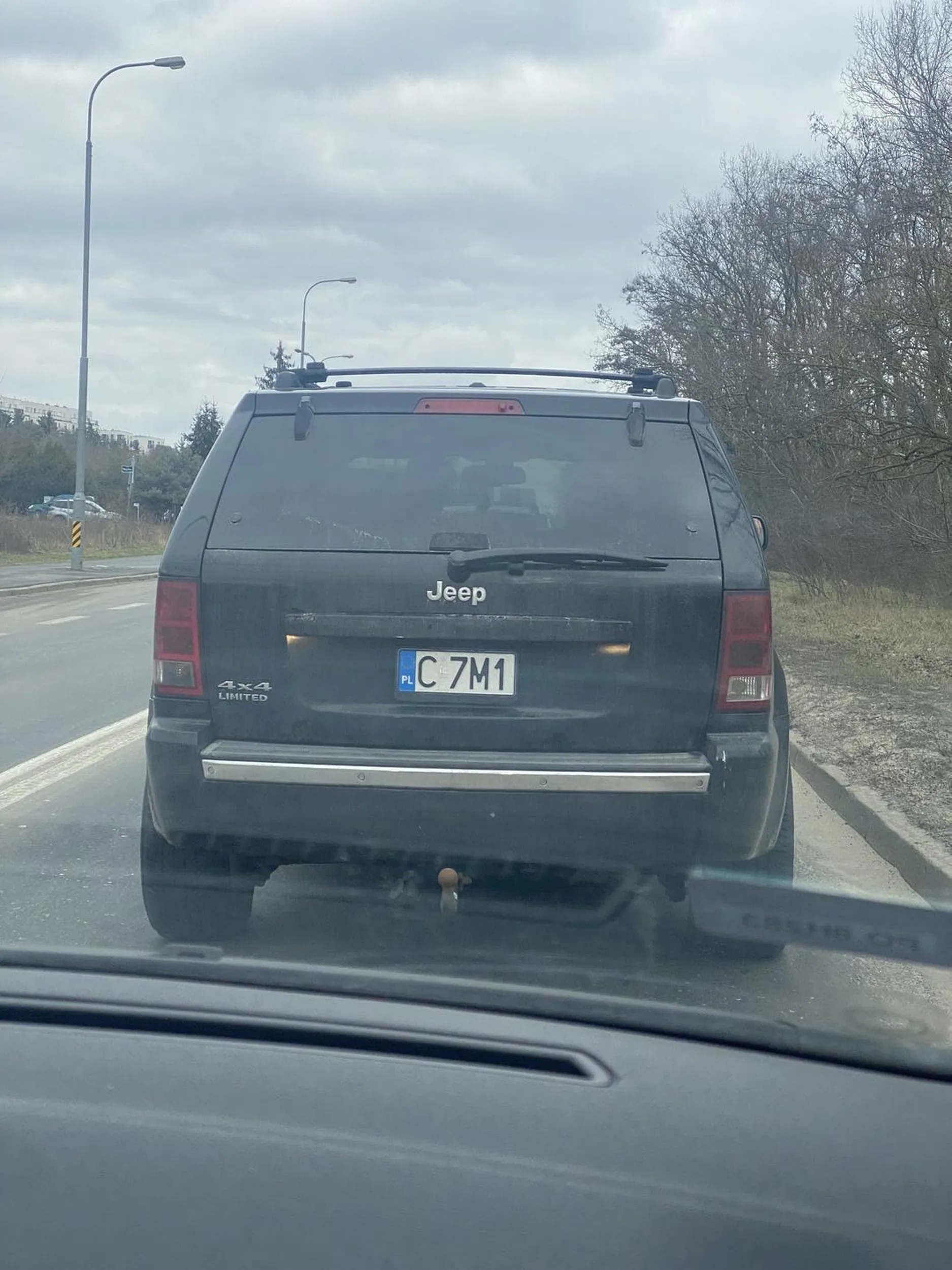 Jechał bez świateł pozycyjnych, tylne światła nie działały.