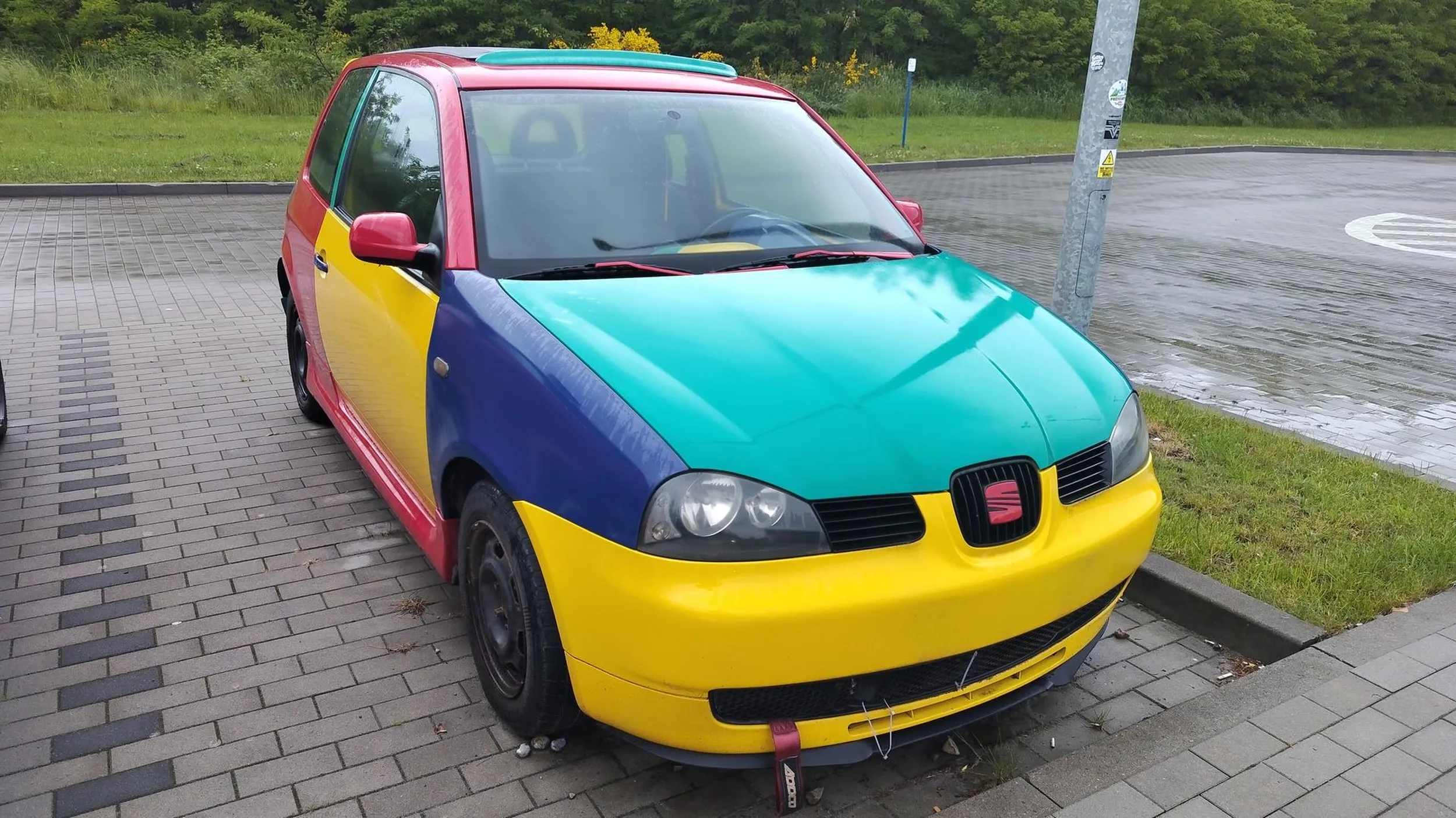 Ktoś zerwał tablice ale nadal stoi...