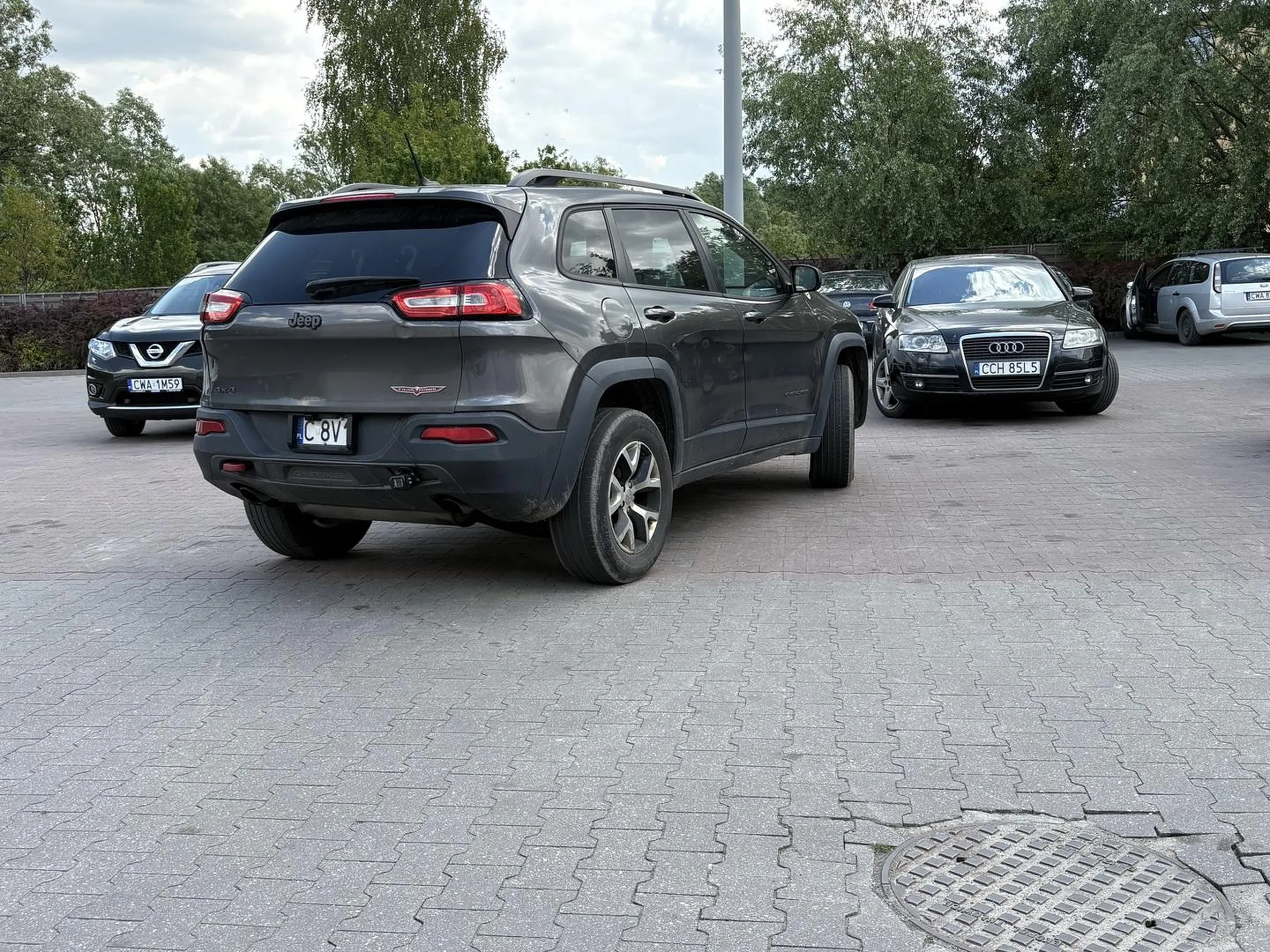 Gamoń nie dość że zajmuje dwa miejsca to jeszcze tył wystaje na przejazd. Nie pozdrawiam serdecznie.