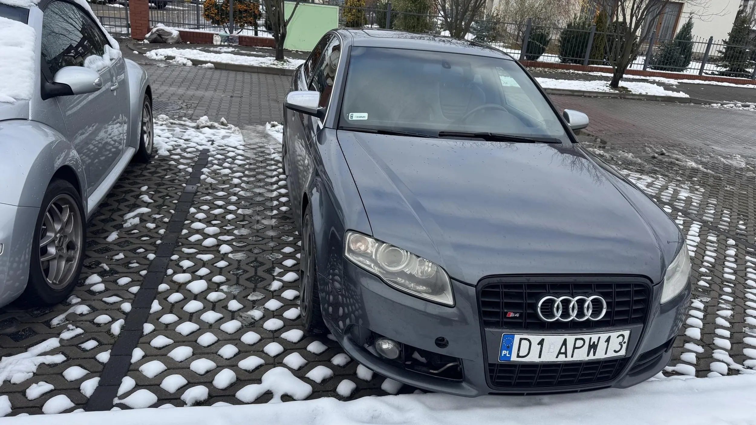 Polecam Pani która śpieszyła się na paznokietki nauczyć się parkować na jednym miejscu, a nie zostawiać samochód tak ze nikt inny nie jest w stanie zaparkować.