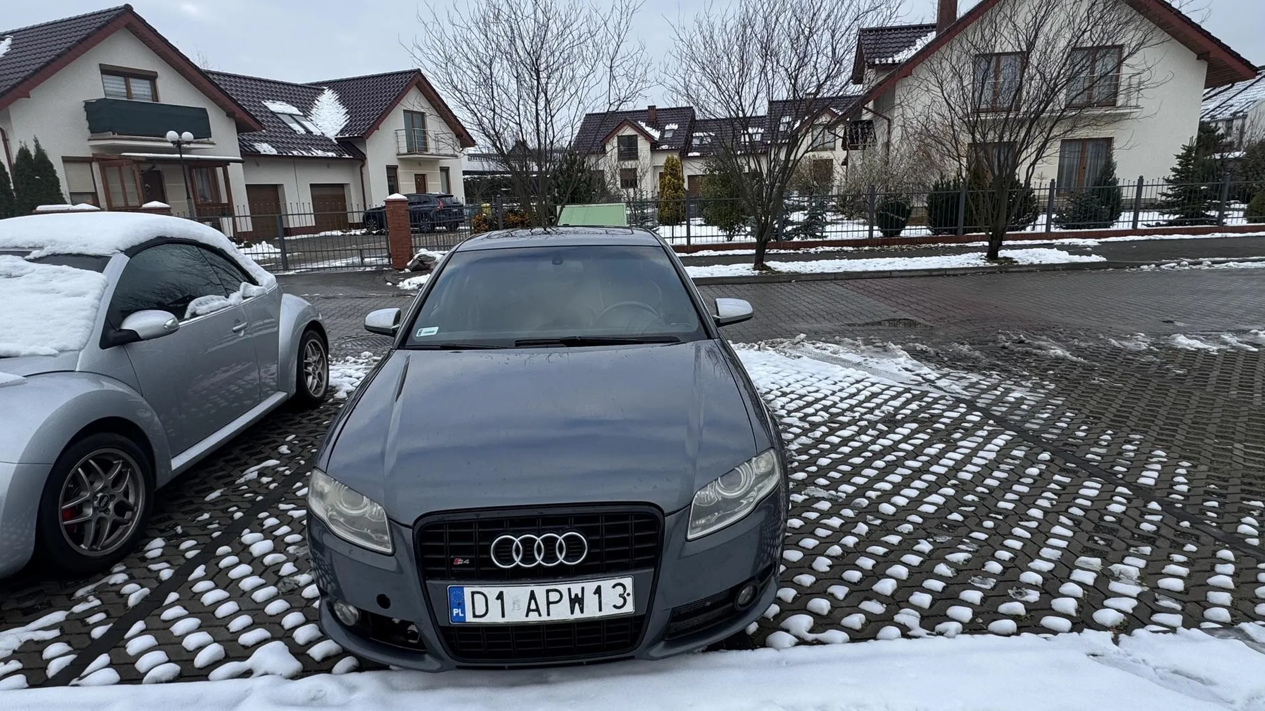 Polecam Pani która śpieszyła się na paznokietki nauczyć się parkować na jednym miejscu, a nie zostawiać samochód tak ze nikt inny nie jest w stanie zaparkować.