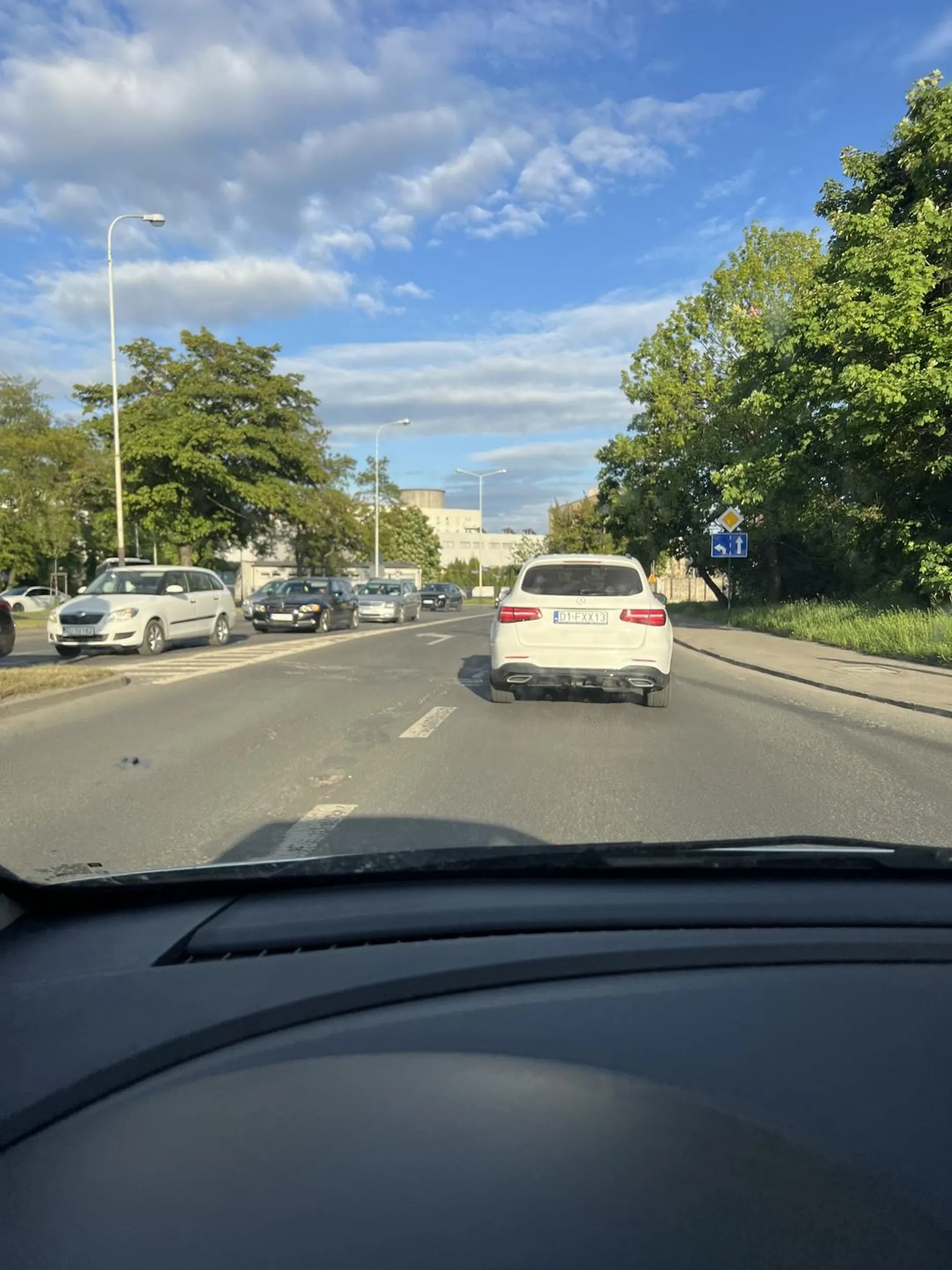 Młody wyrusza pierwszeństwo i próbuje wjechać w bok