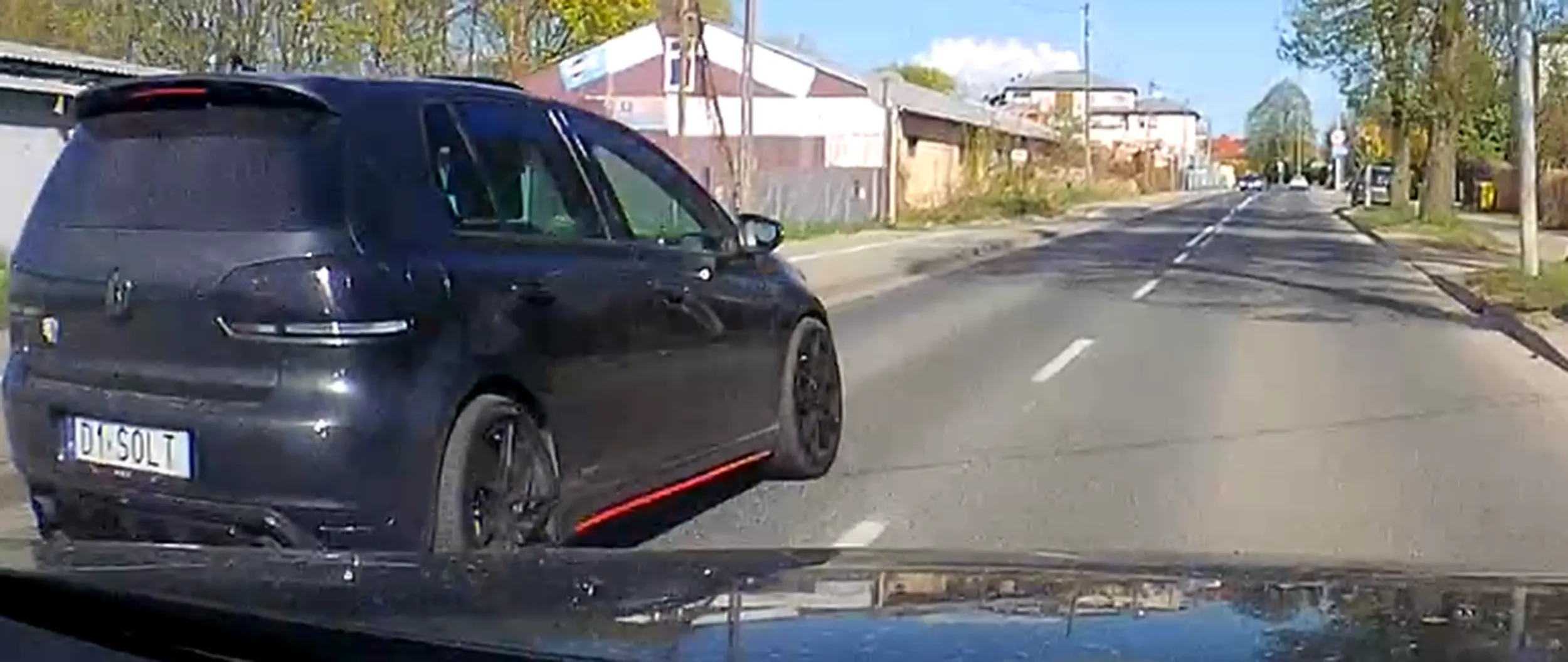 Przekraczanie prędkości, wyprzedzanie na podwójnej ciągłej, skrzyżowaniu i przejściu dla pieszych. Niestety twarz rozmazana przez kijową kamerkę..