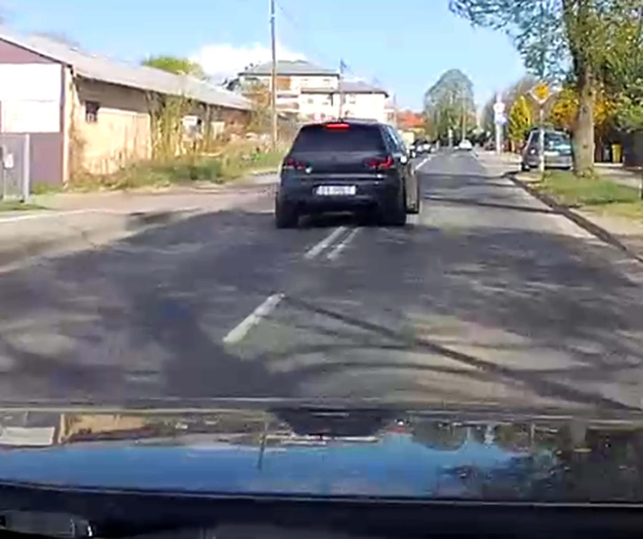 Przekraczanie prędkości, wyprzedzanie na podwójnej ciągłej, skrzyżowaniu i przejściu dla pieszych. Niestety twarz rozmazana przez kijową kamerkę..