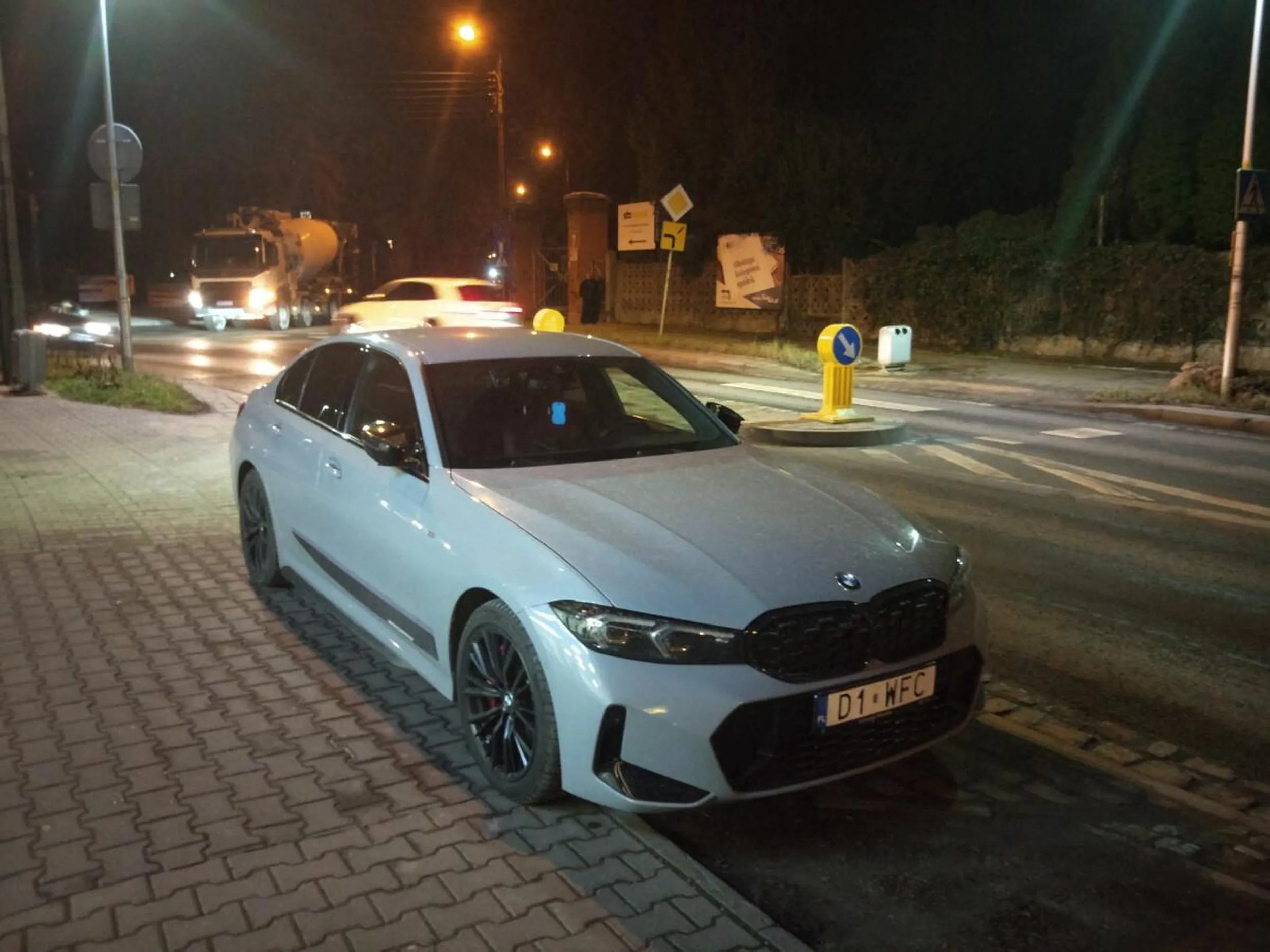 Starczyło na indywidualne tablice rejestracyjne ale na parking już nie, więc parkuje bezpośrednio przy przejściu dla pieszych.