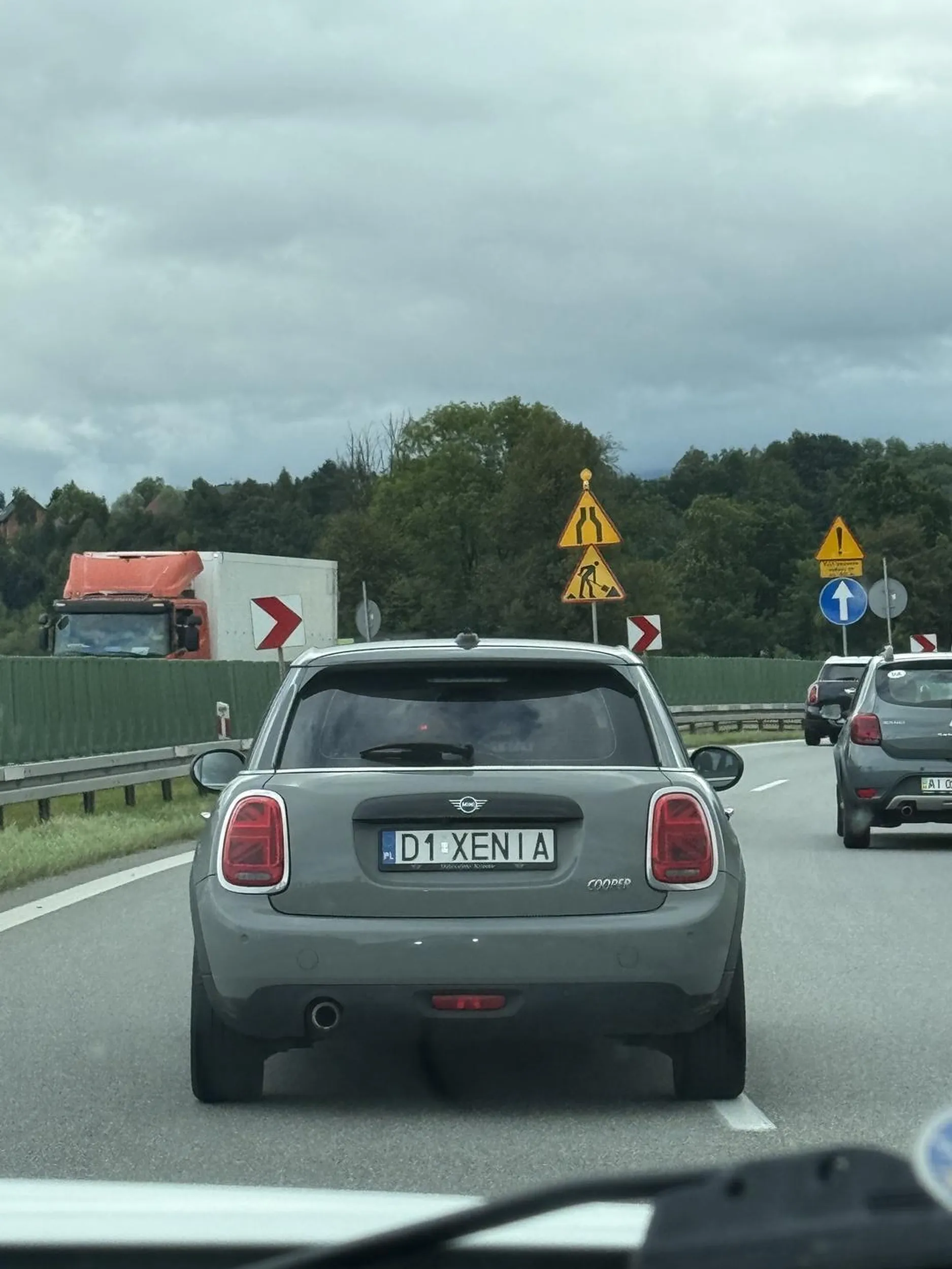 Naucz się jeździć, wciskasz się komuś przed maskę bez kierunkowskazu.