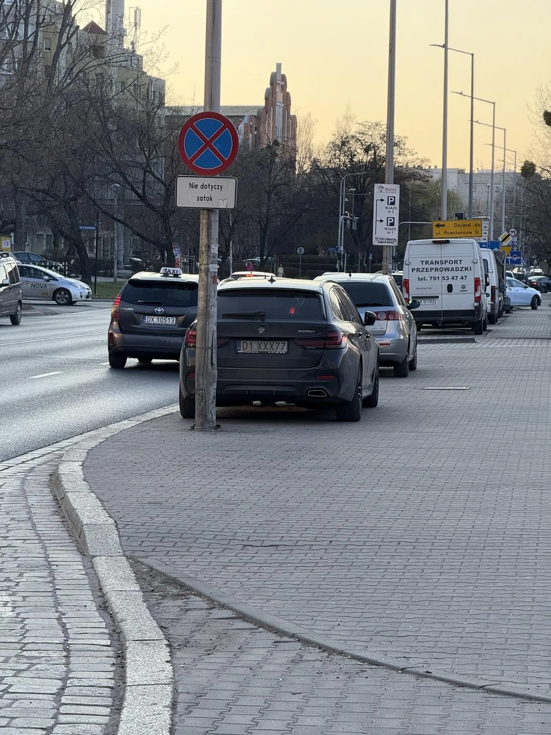 Ten znak to chyba tylko dla ozdoby stoi.