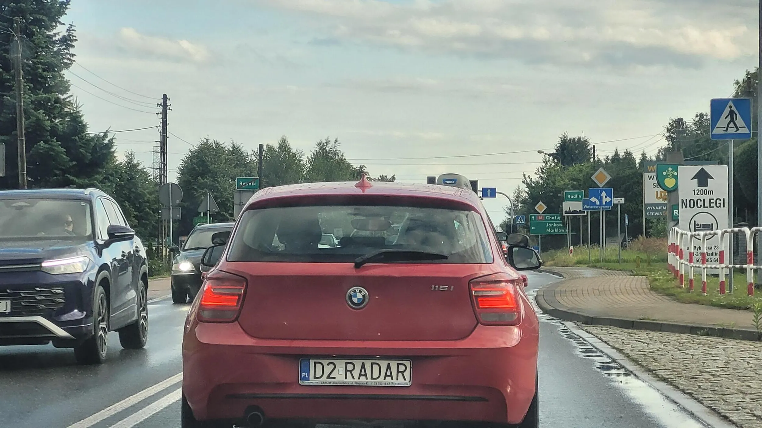 Zajeżdża drogę z prawego pasa na drodze Rybnik-Wodzisław. 11 lipca, 18:28. Tak było zwężenie z dwóch pasów na jeden, ale wtedy osoba na prawym powinna wyhamować. Nawet jak to wiem, a prawka nie mam.