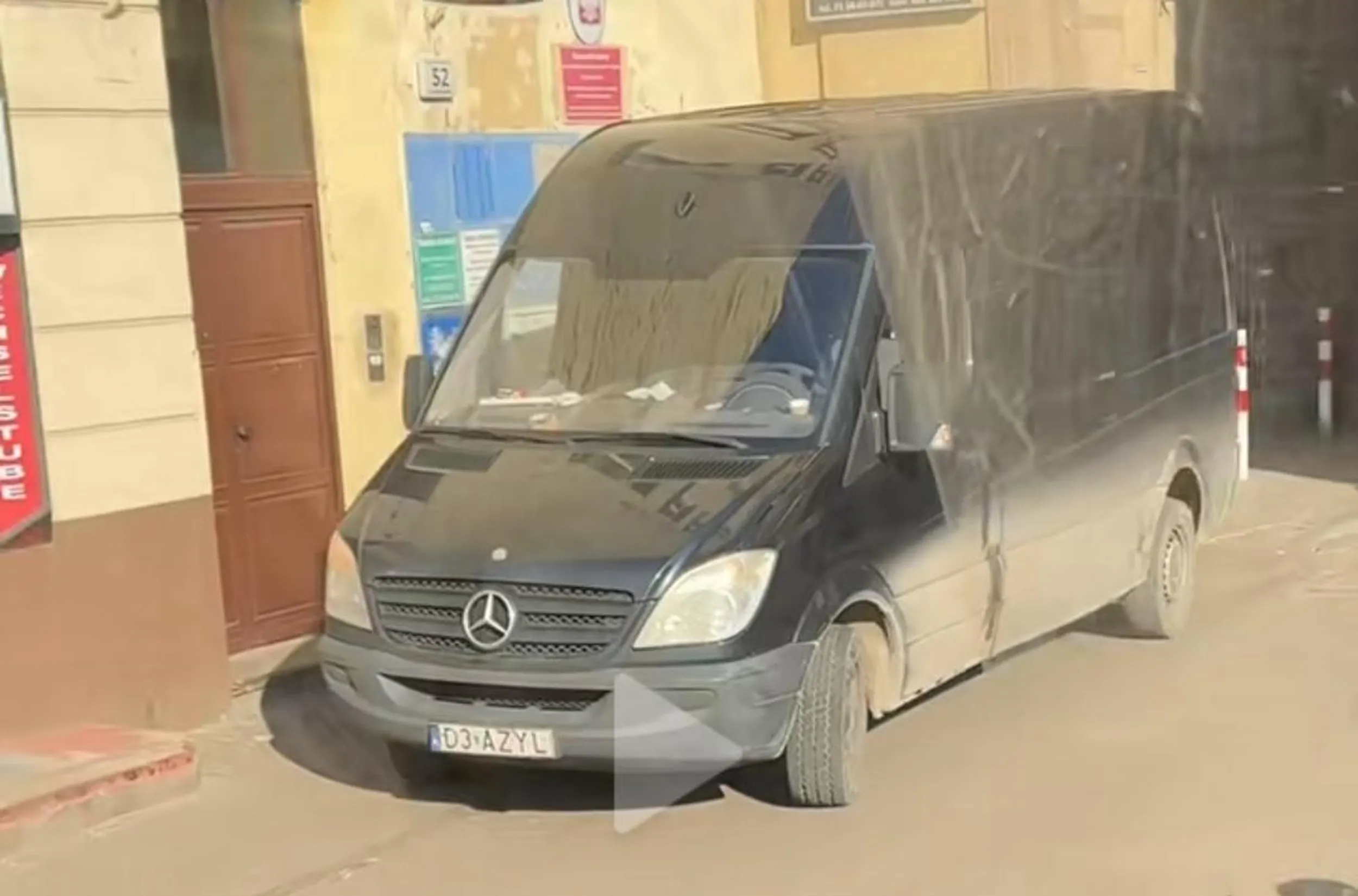 Naucz się parkować, przejazd w bramie zablokowany!